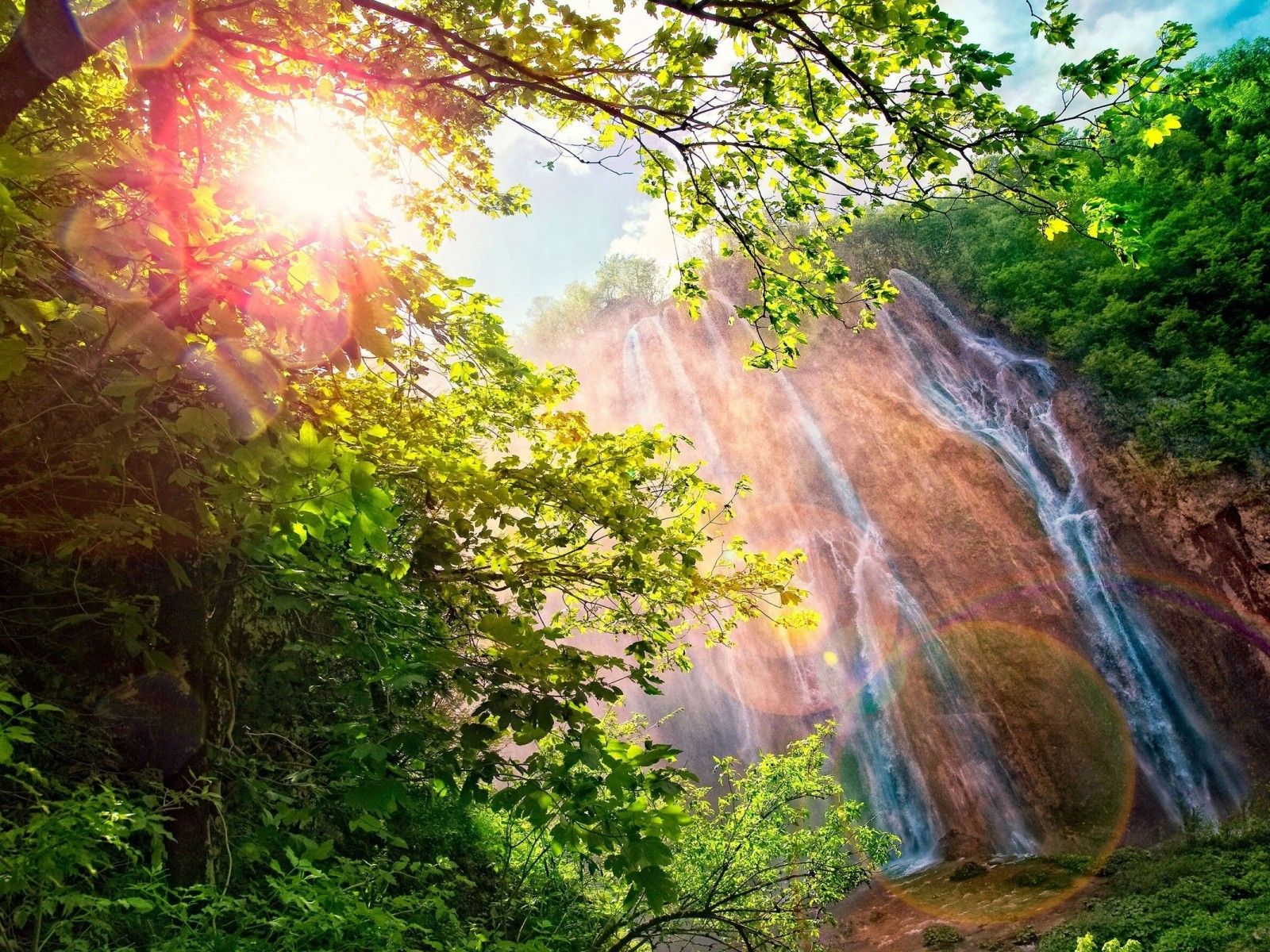 Cascata nella foresta soleggiata, 1600x1200 HD Ready, PC