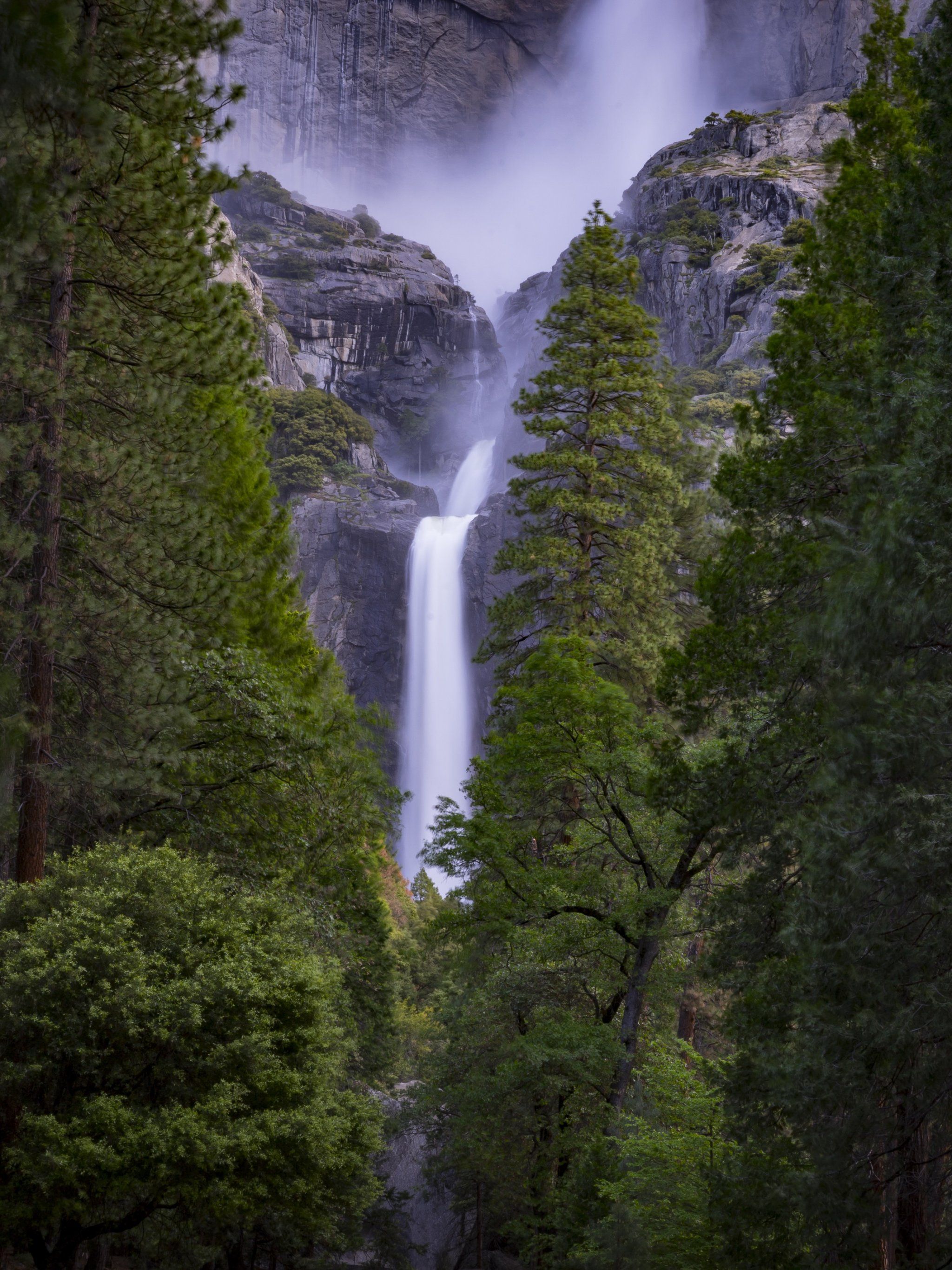 Cascata tra rocce e alberi, 2048x2732 Verticale, Telefono