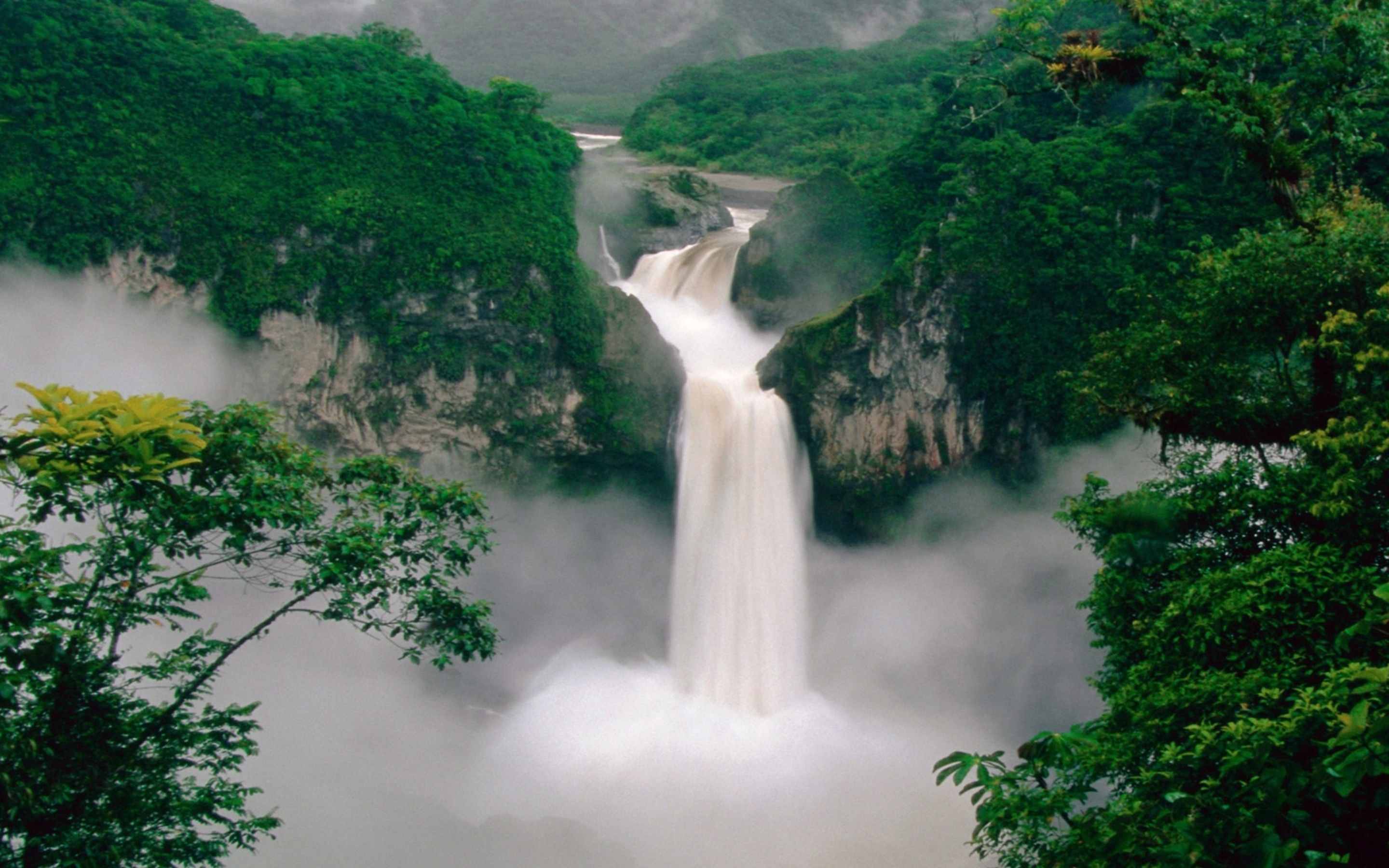 Cascata verde nella foresta, 2880x1800 2K, Desktop