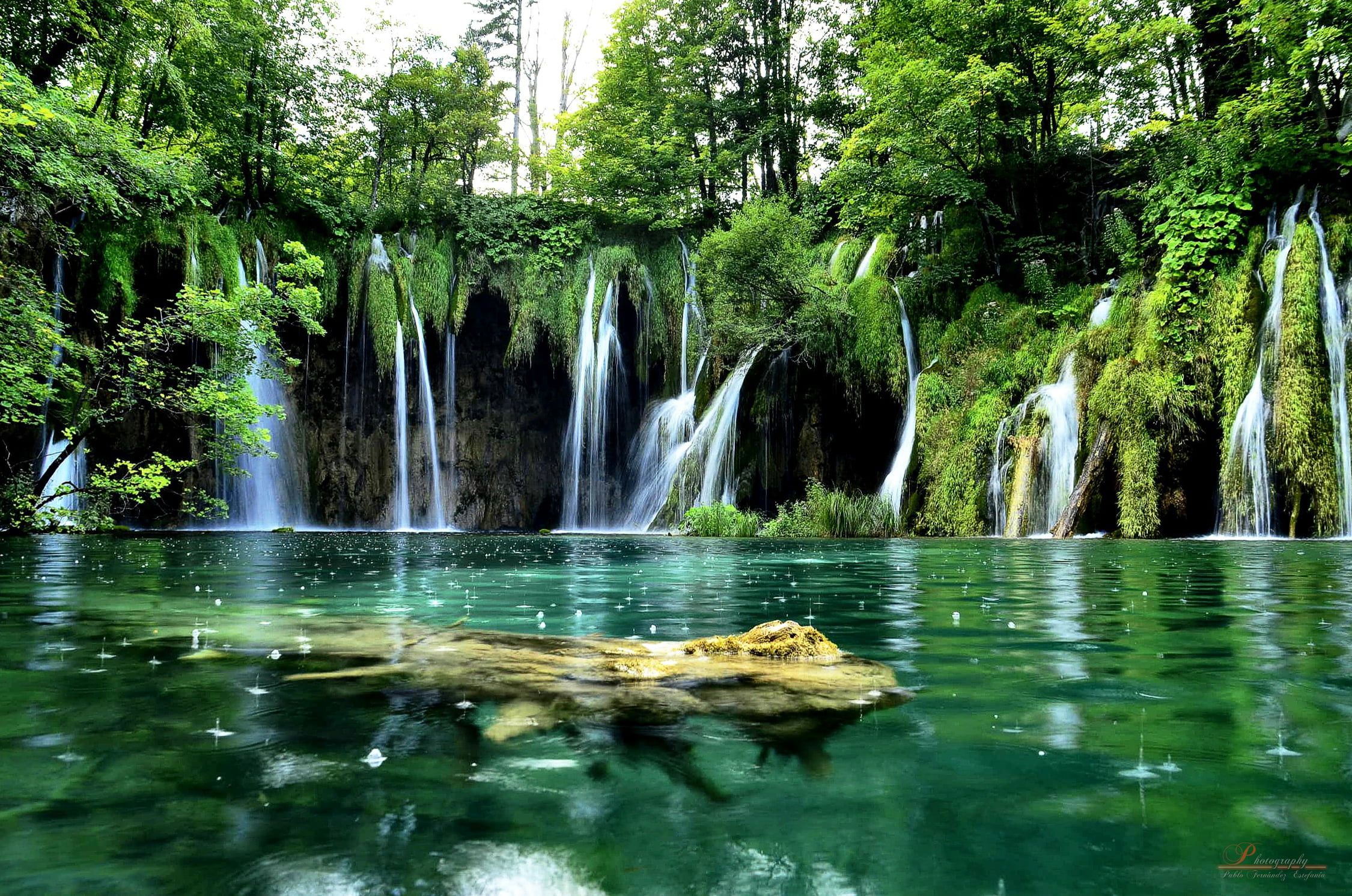 Cascata nella foresta verde, 2250x1491 alta risoluzione, PC