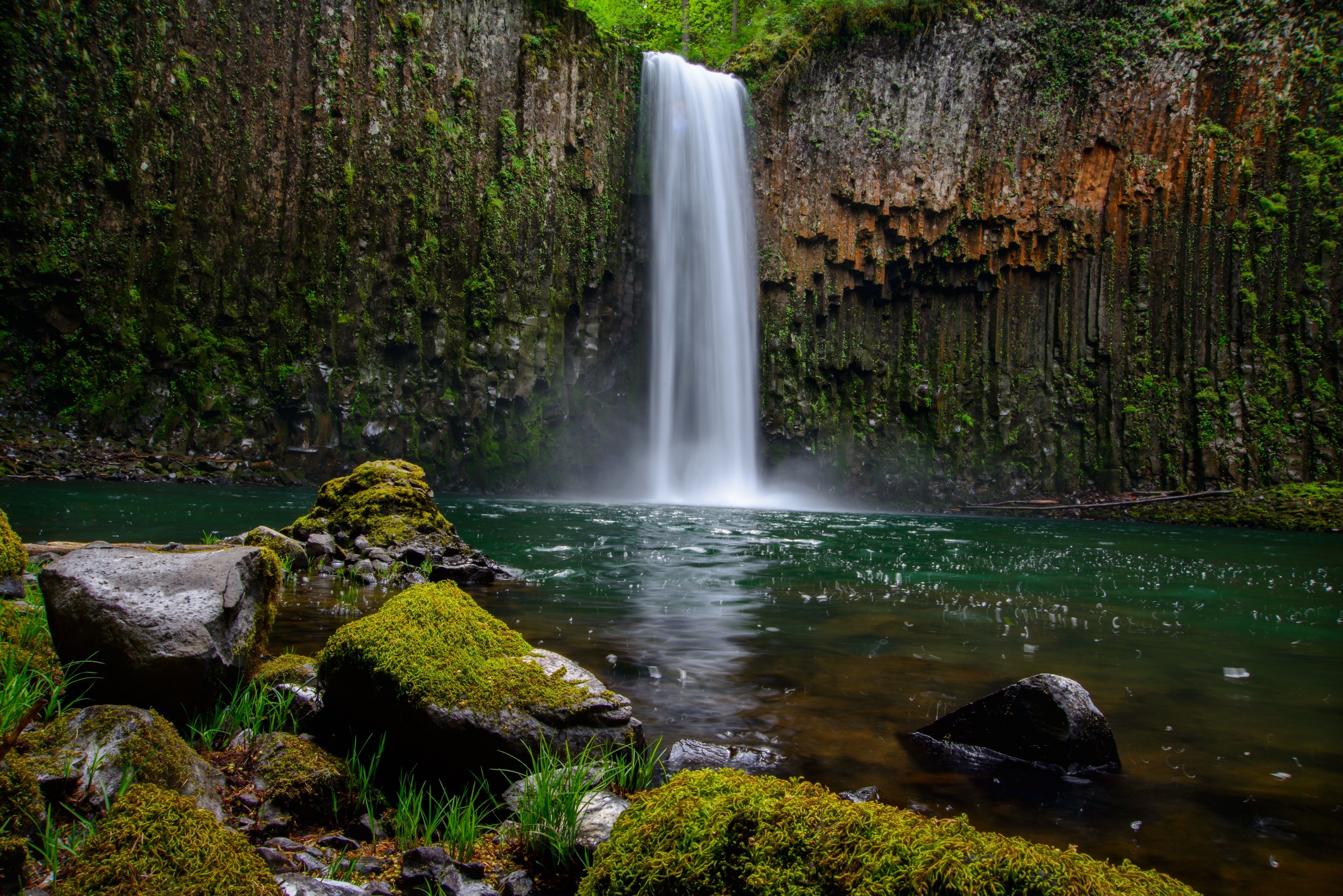 Cascata tra rocce basaltiche muschiose, 5120x3417 Ultra HD, 4K TV