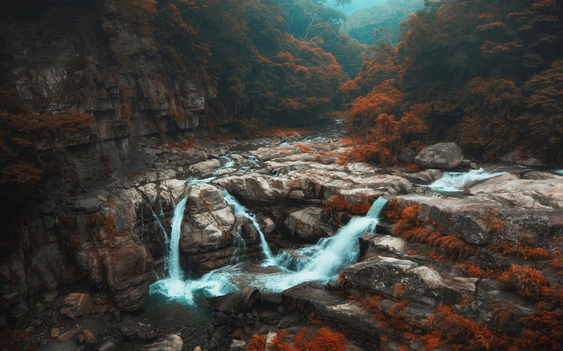 Cascata tra rocce e foresta, 1920x1200 WUXGA, Desktop
