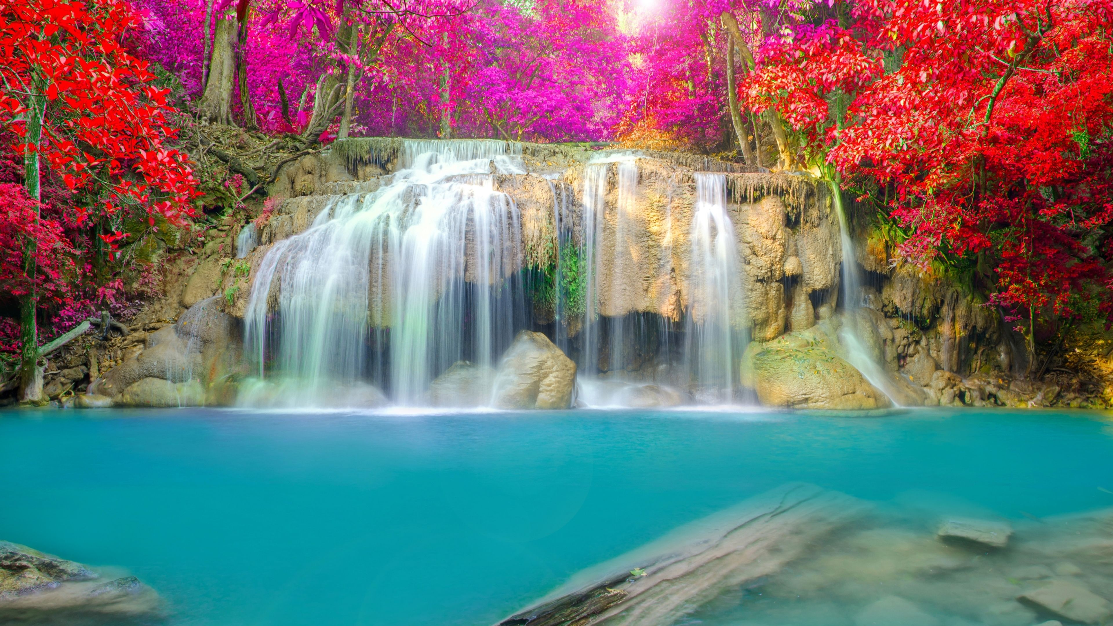 Cascata nella foresta autunnale, 3840x2160 UHD, Monitor 4K