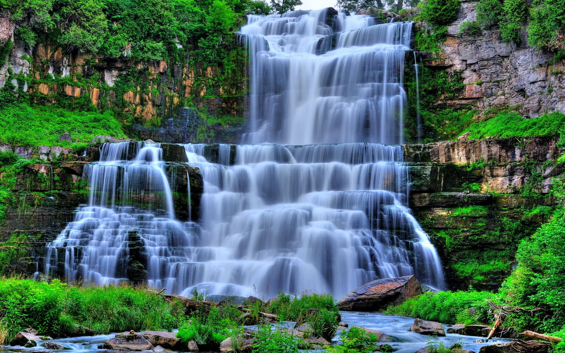 Cascata nella foresta verde, 1920x1200 Full HD+ WUXGA, Desktop