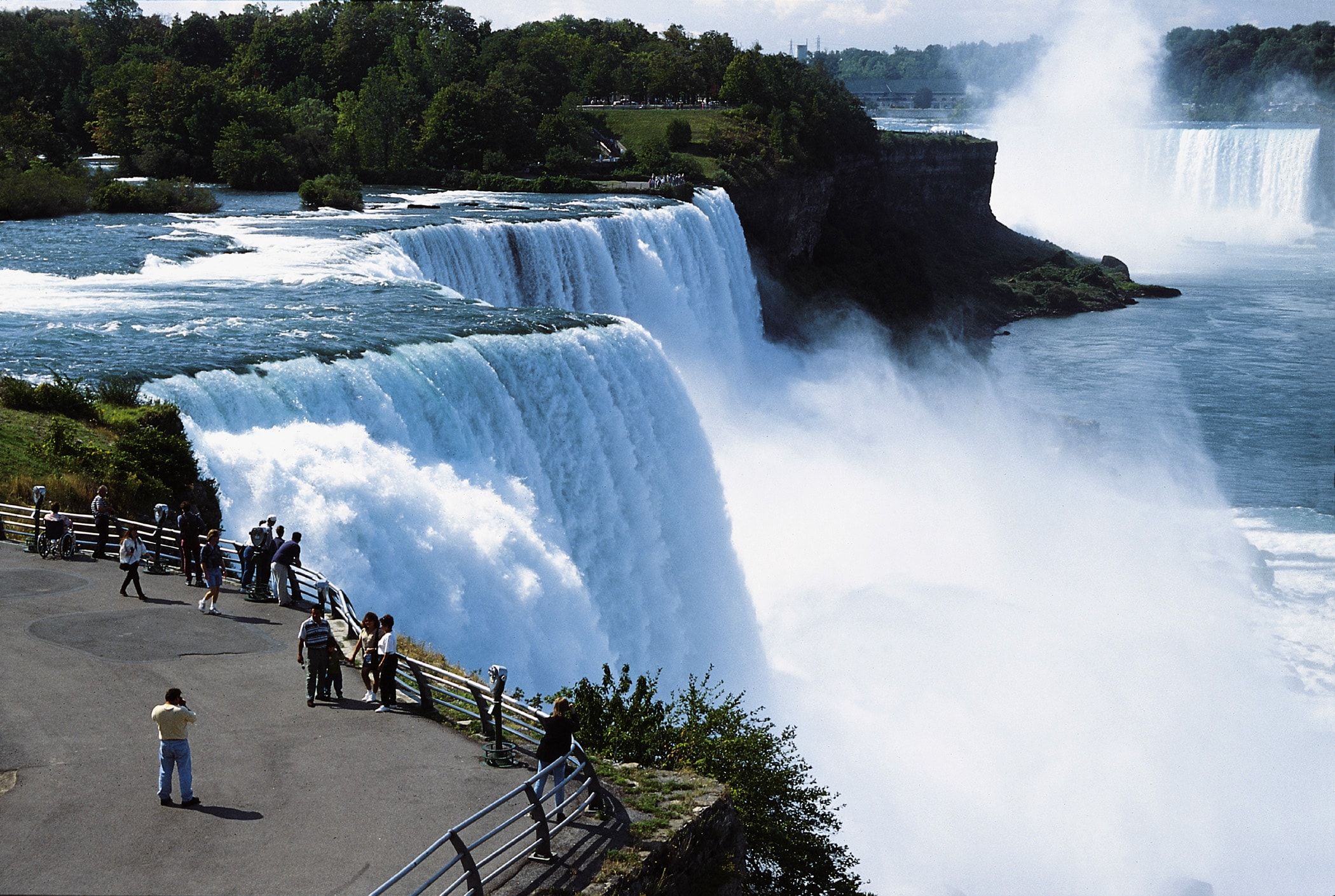 Cascate del Niagara con turisti, 2100x1410 Hi-Res, Desktop