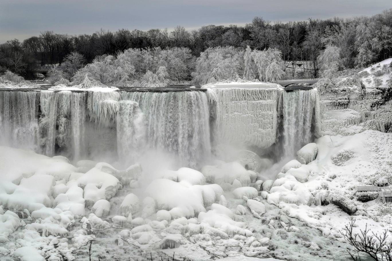 Cascate del Niagara ghiacciate, 1368x912 HD, Desktop