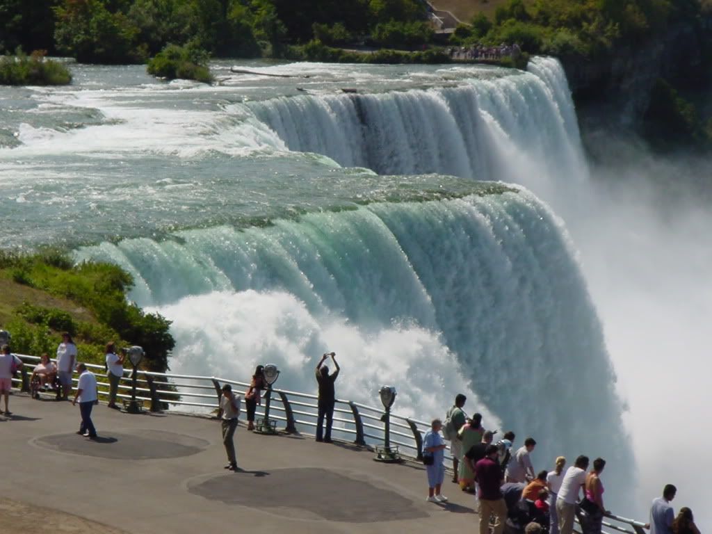 Cascate del Niagara con turisti, 1024x768 HD, Desktop