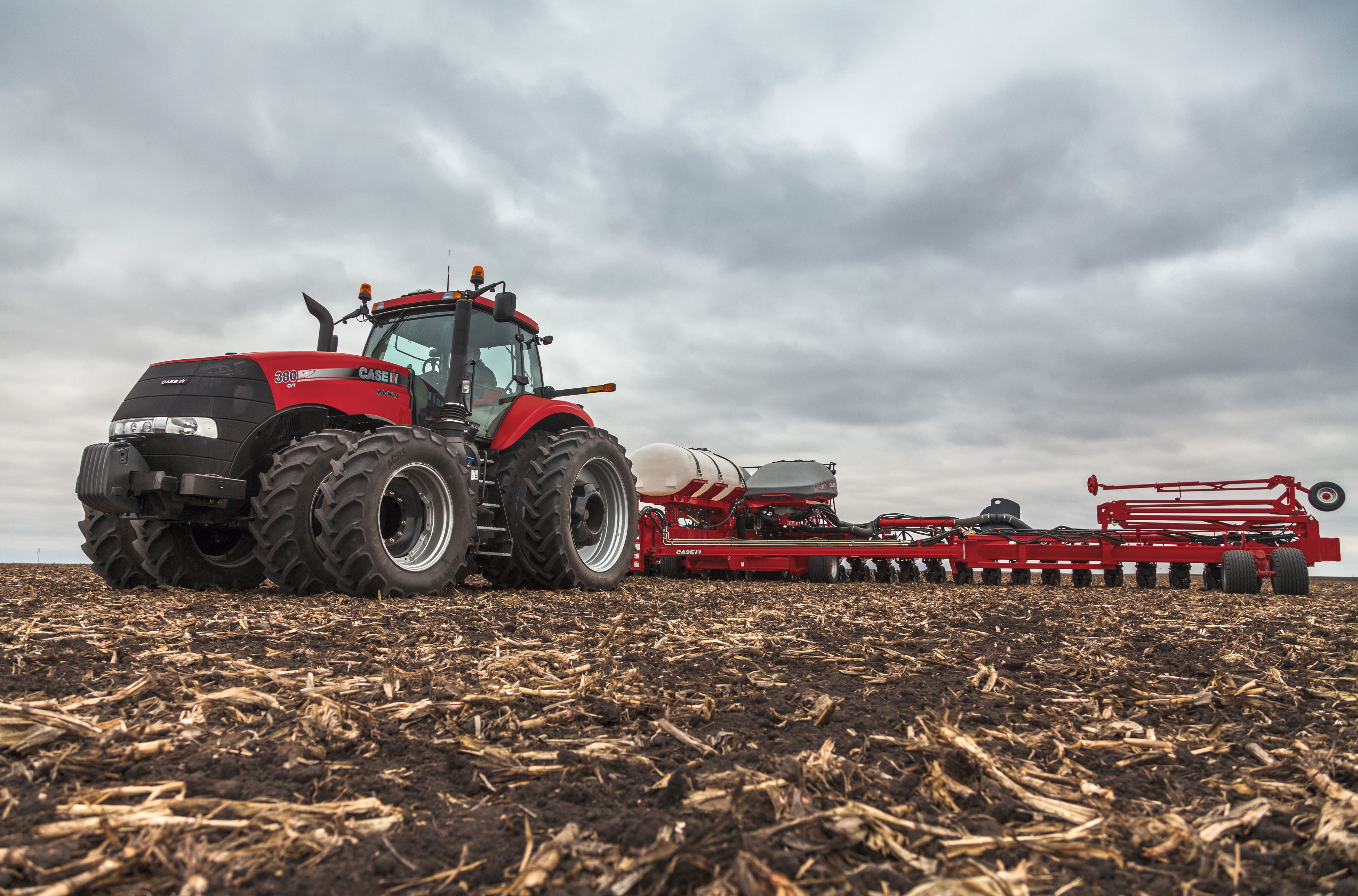 Trattore rosso Case IH campo, 5531x3647 4K Ultra HD, Monitor 4K