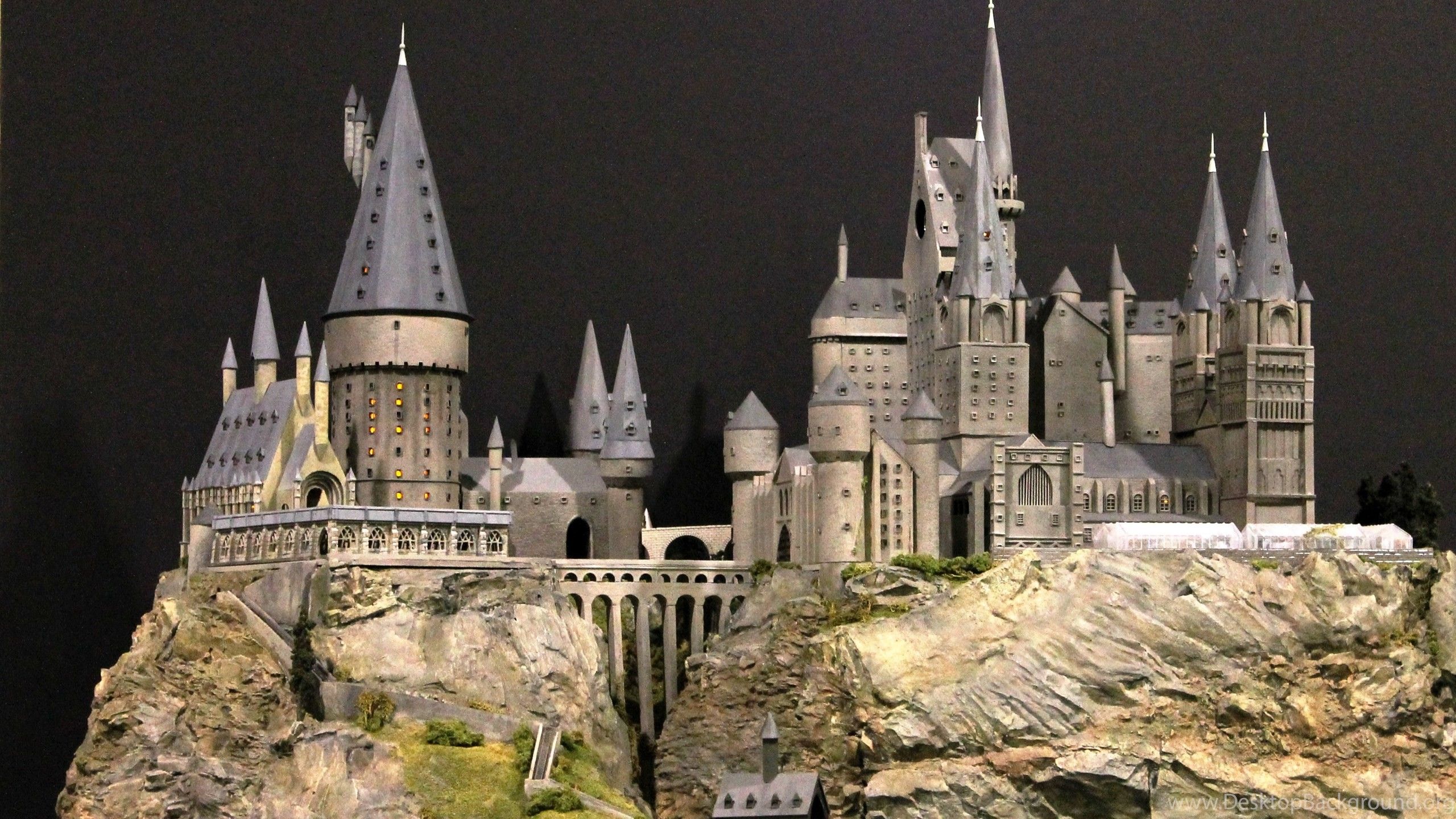 Castello Hogwarts con serpente verde luminoso, 2560x1440 1440p, Desktop