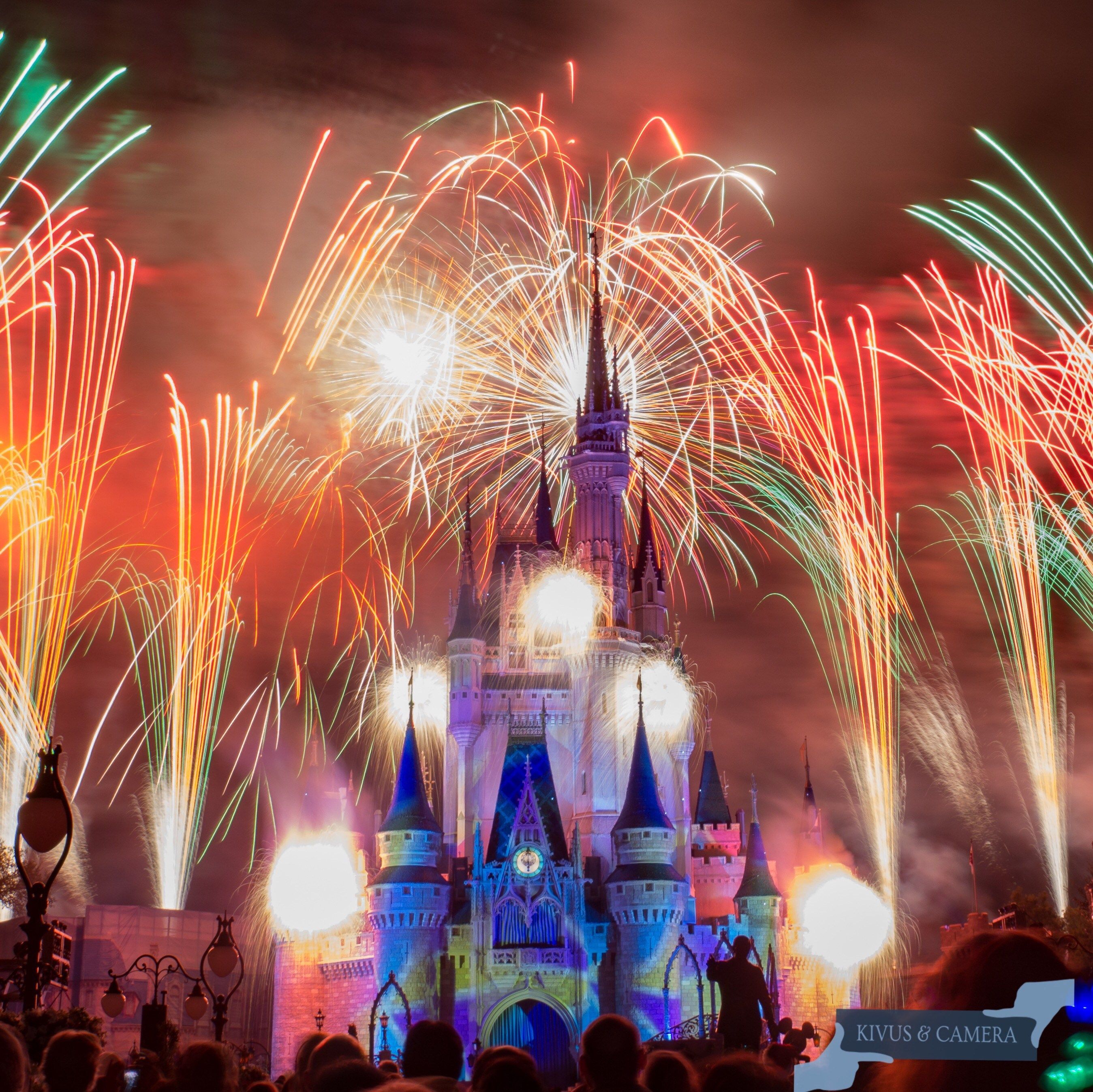 Castello Cenerentola con fuochi artificio, 2697x2696 2K+, Desktop