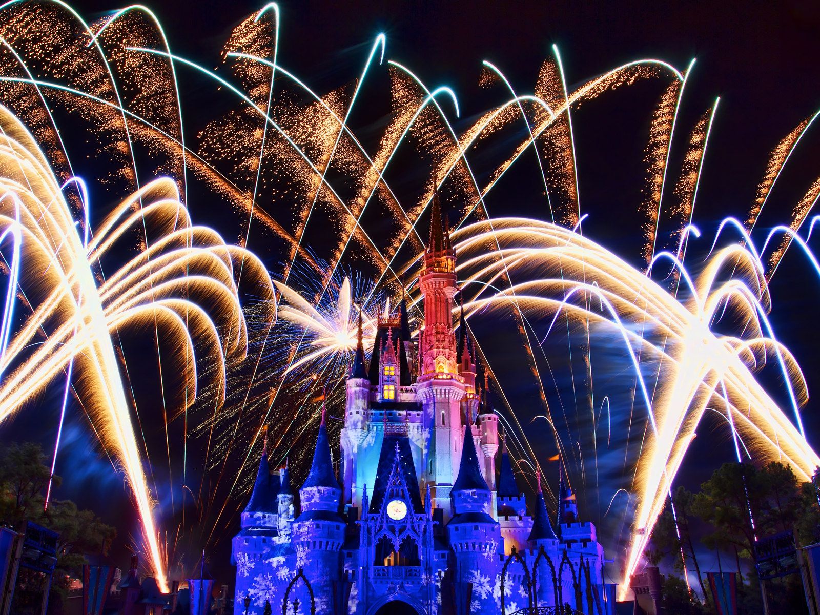 Castello Disney con fuochi artificio, 1600x1200 900p, Laptop