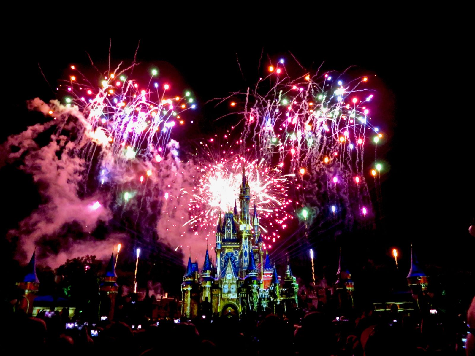 Castello Disney con fuochi d'artificio, 1600x1200 900p, Desktop