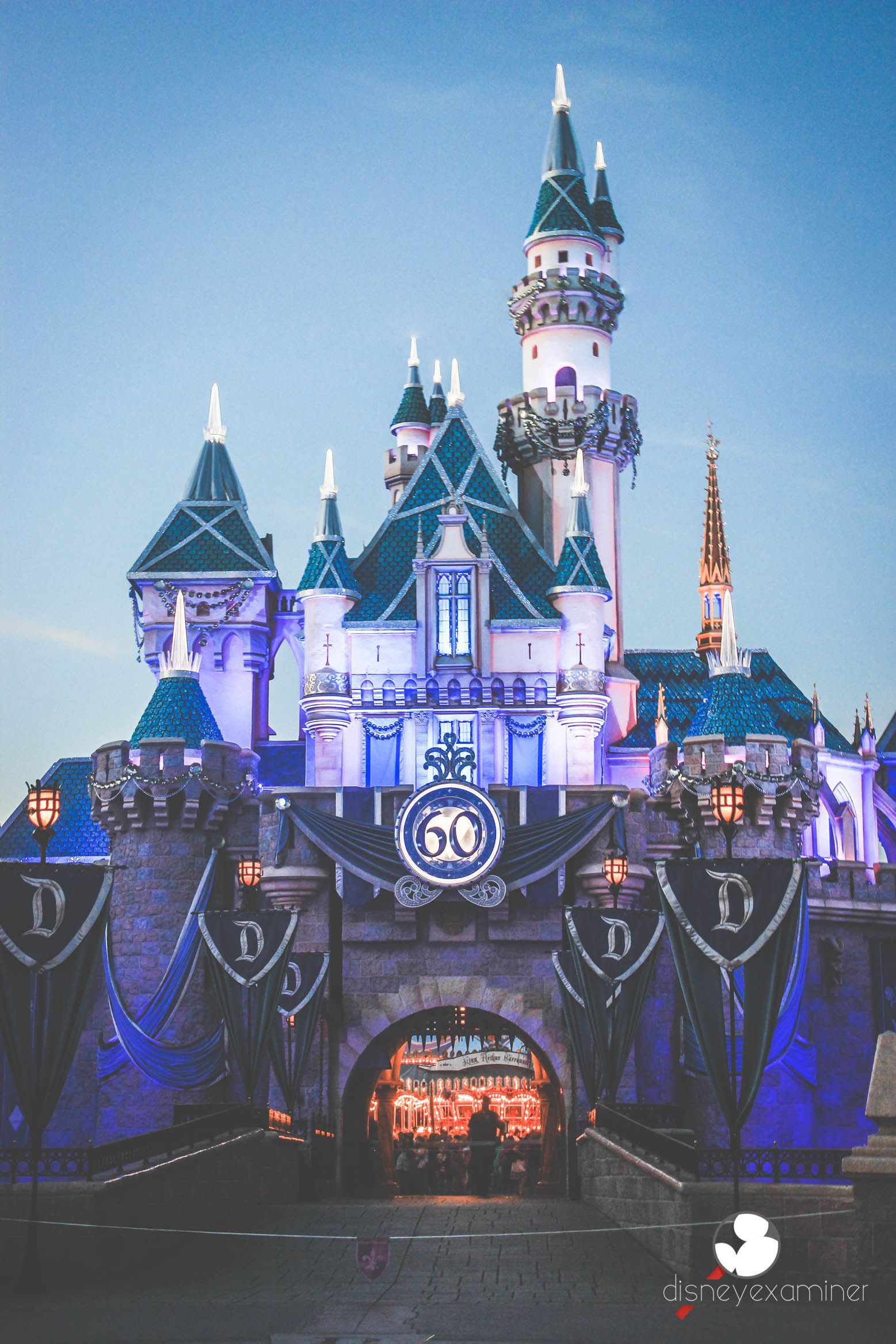 Castello Disneyland al crepuscolo, 1557x2335 Verticale, iPhone Air