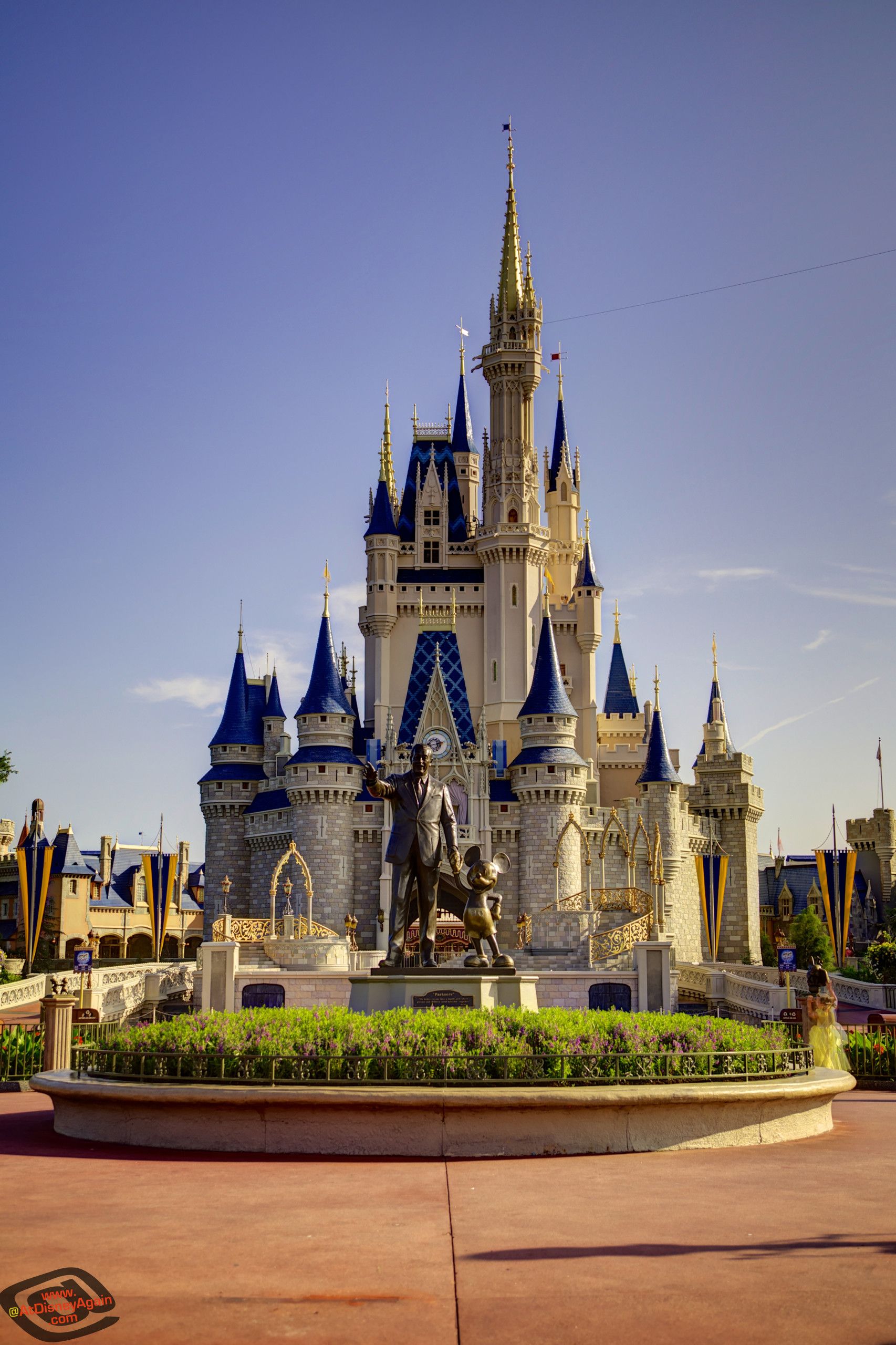 Castello Disney con statua, 1706x2560 Full HD Verticale, iPhone Pro Max