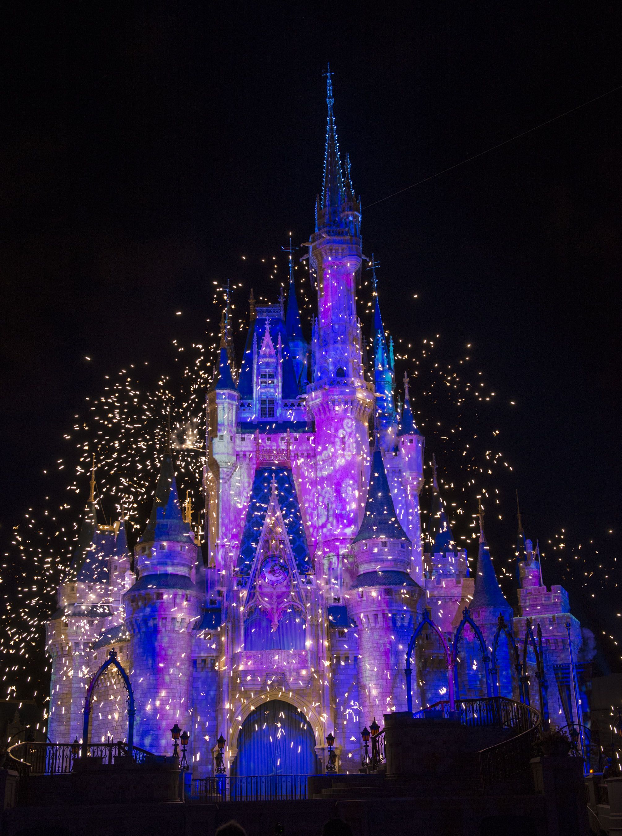 Castello Disney notturno illuminato, 2010x2700 Full HD Verticale, iPhone Pro