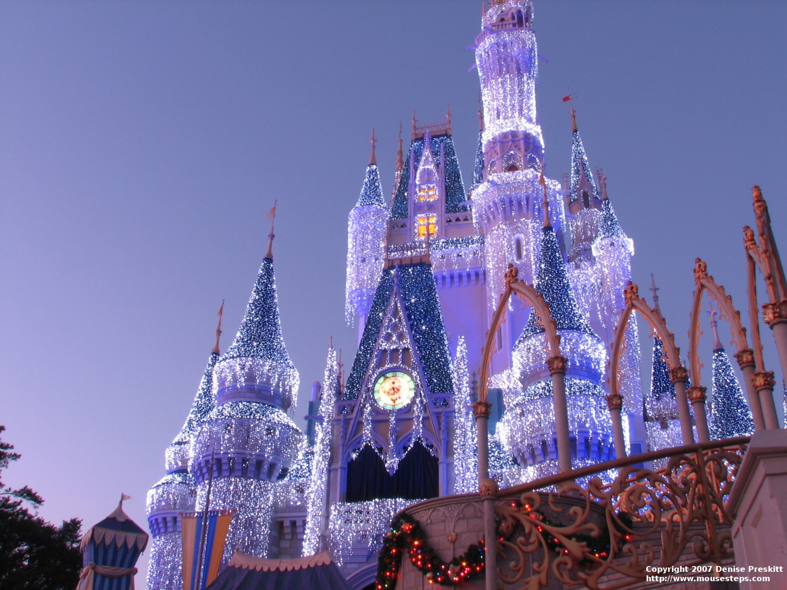 Castello Disney illuminato Natale, 1600x1200 900p, Monitor Gaming