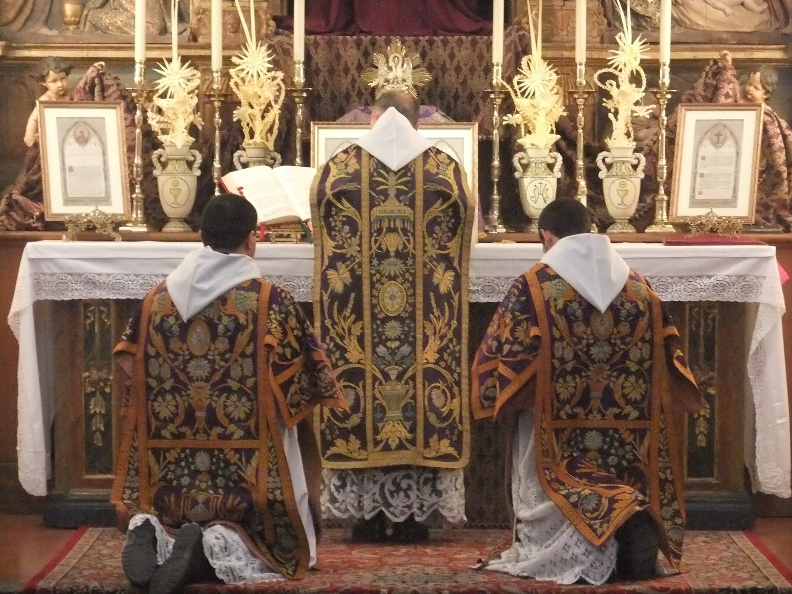 Sacerdote e chierichetti all'altare, 1600x1200 900p, MacBook Air
