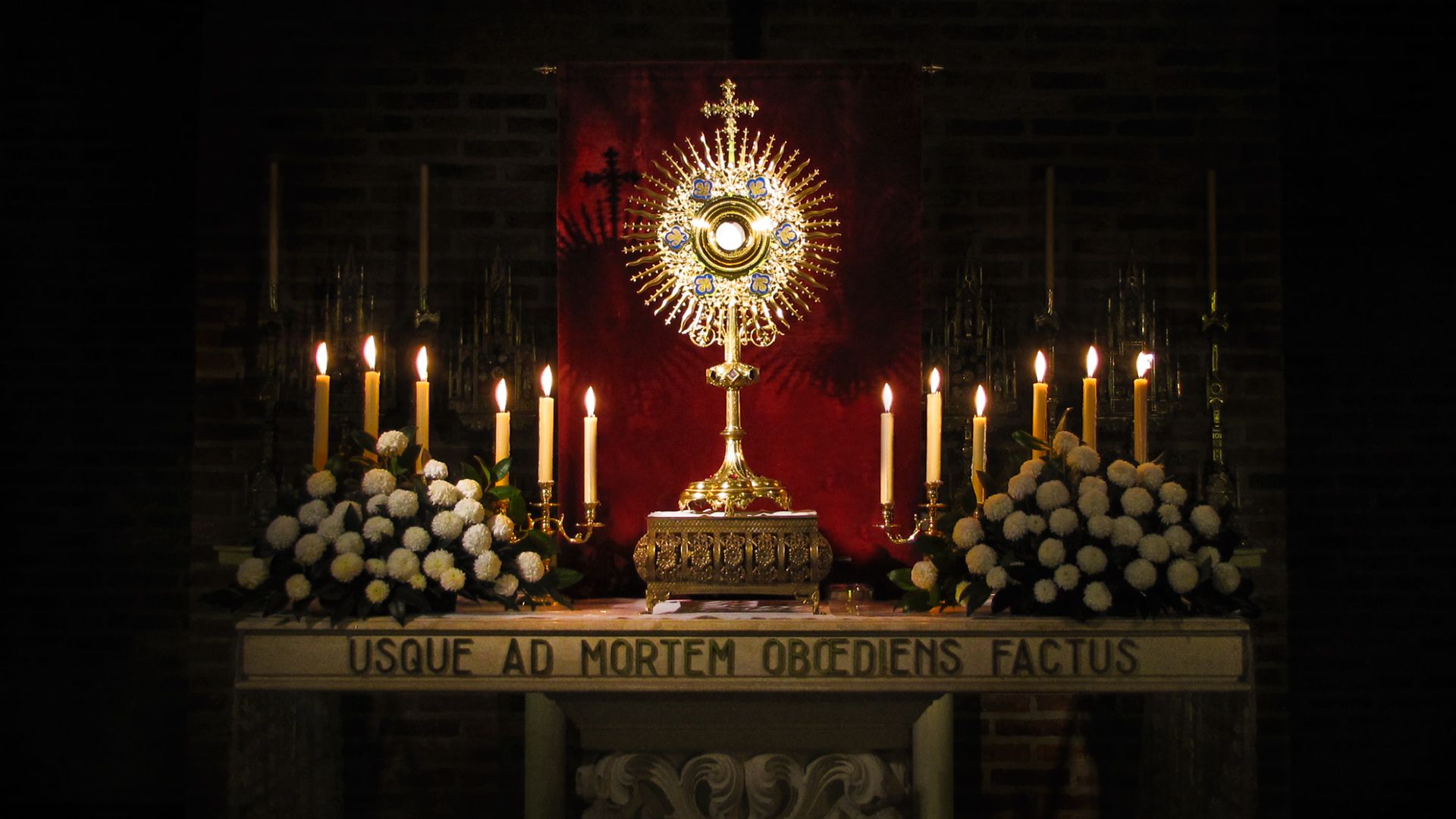 Ostensorio su altare con candele, 1920x1080 Full HD, PC
