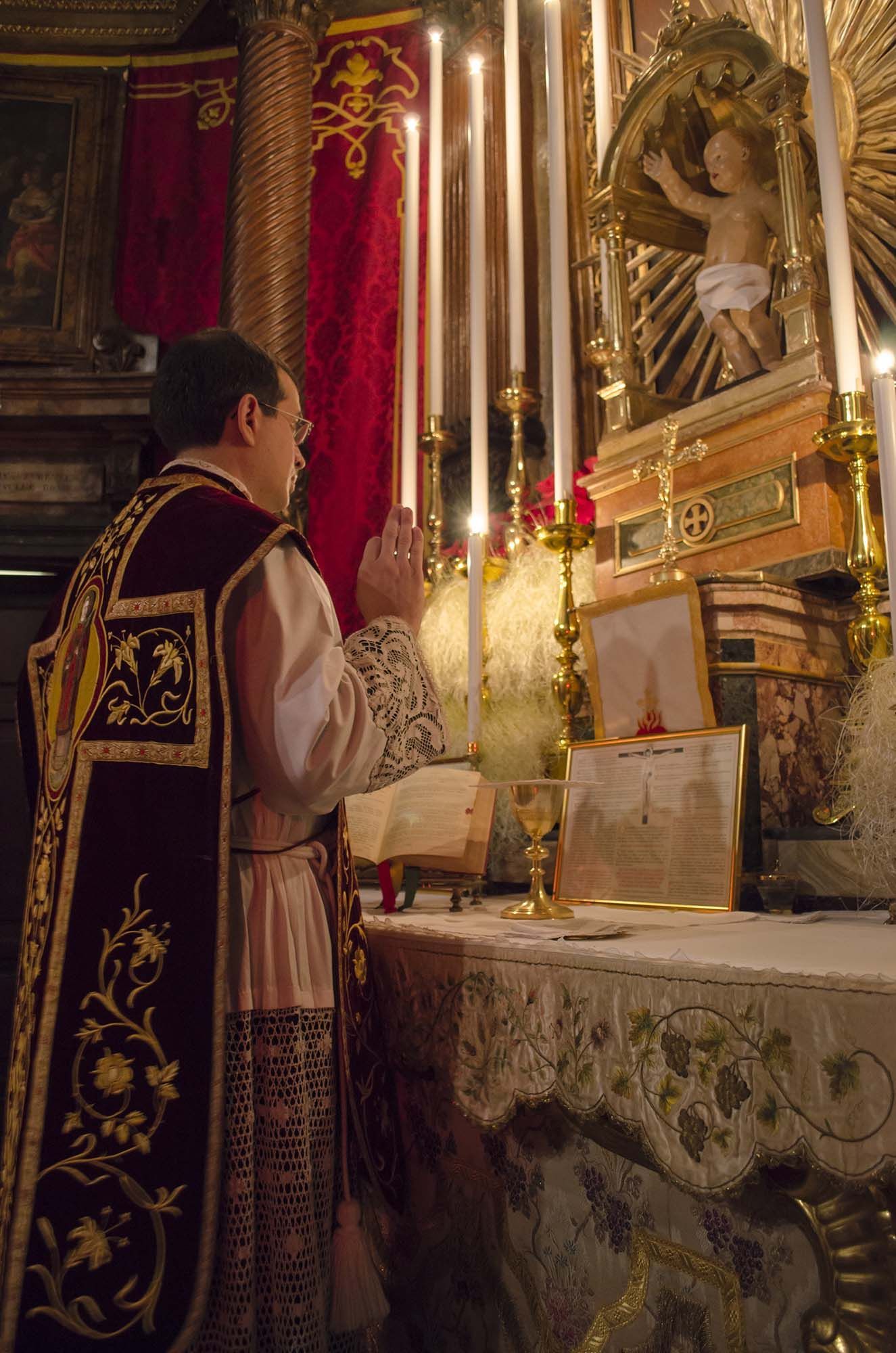 Sacerdote messa in latino, 1325x2000 Full HD Verticale, iPhone