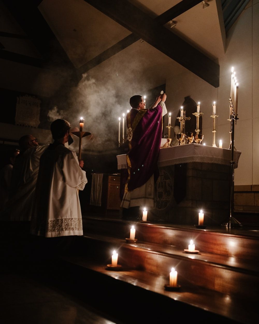 Messa cattolica con candele, 1000x1250 Verticale, OnePlus