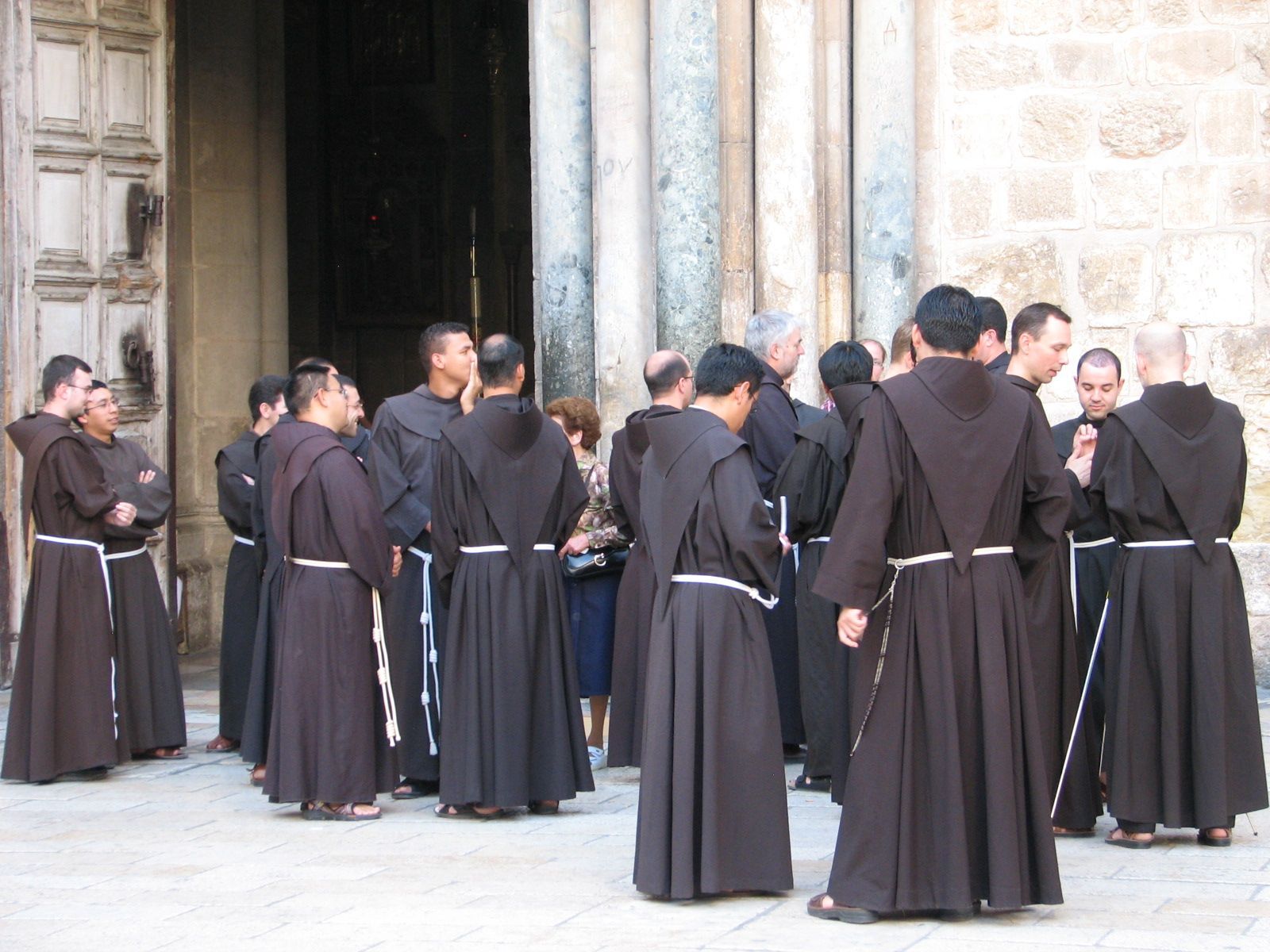 Frati francescani davanti chiesa, 1600x1200 HD Ready, Laptop