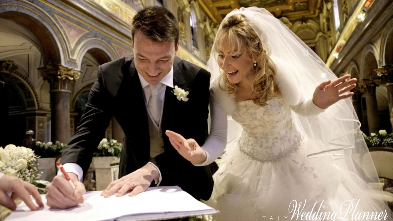 Sposi che firmano registro chiesa, 1366x768 HD, Desktop