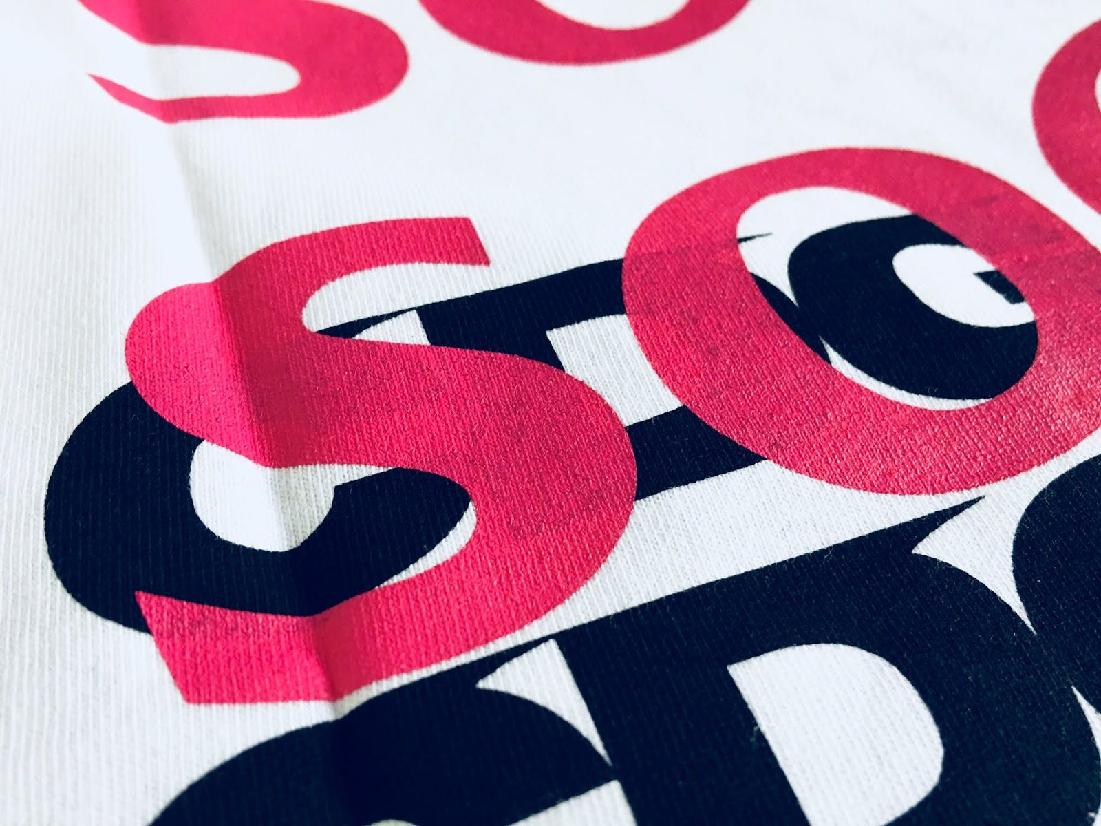 Logo Supreme sfondo rosso rosa, New York, 2560x1440 QHD, Laptop