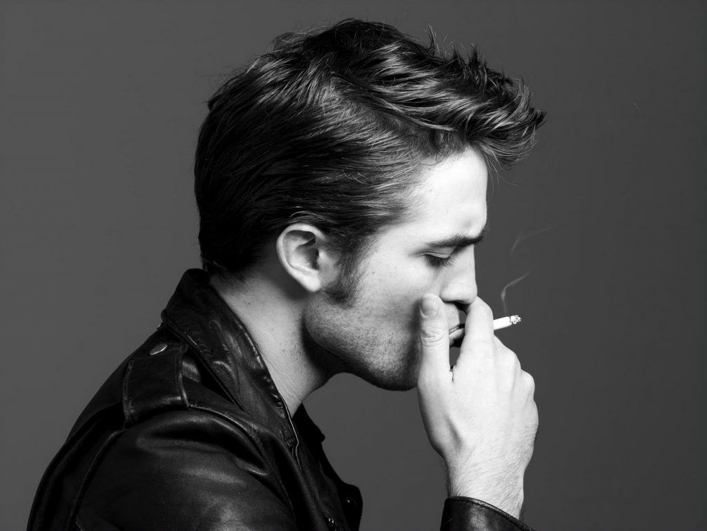 Uomo che fuma sigaretta, bianco e nero, 1024x769 HD, Laptop