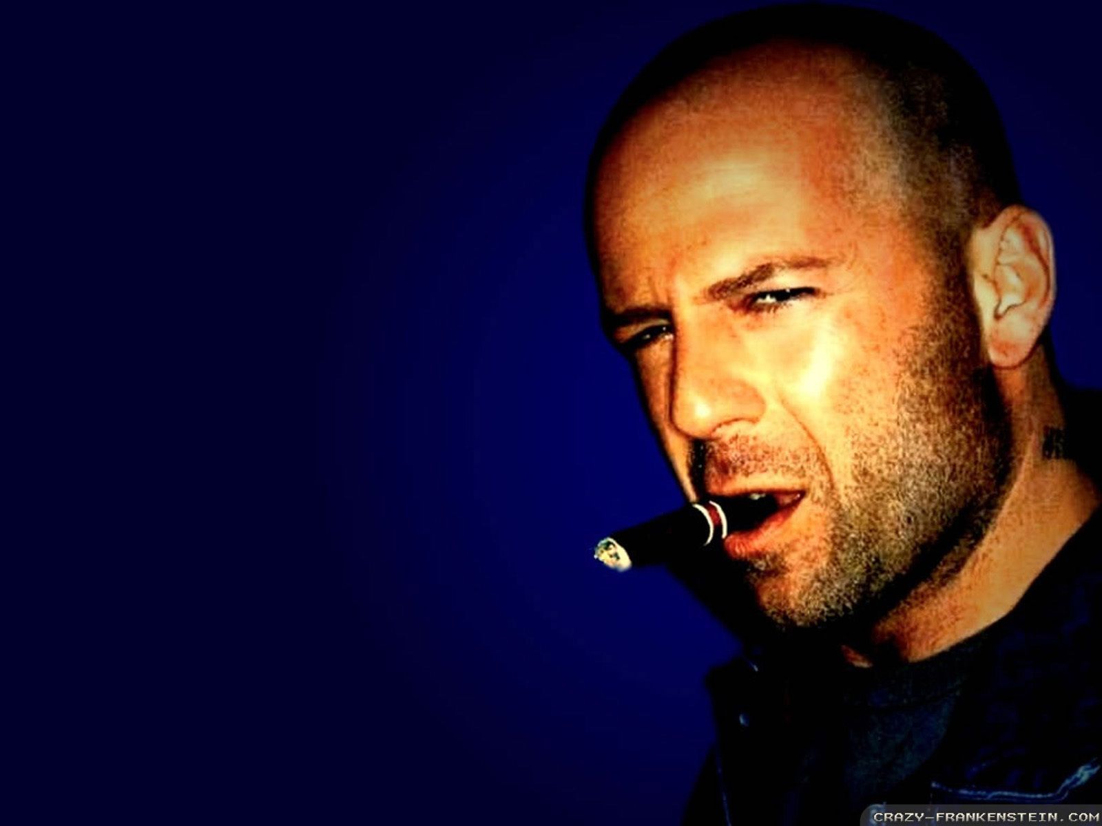 Uomo che fuma sigaretta, bianco e nero, 1024x768 HD, PC