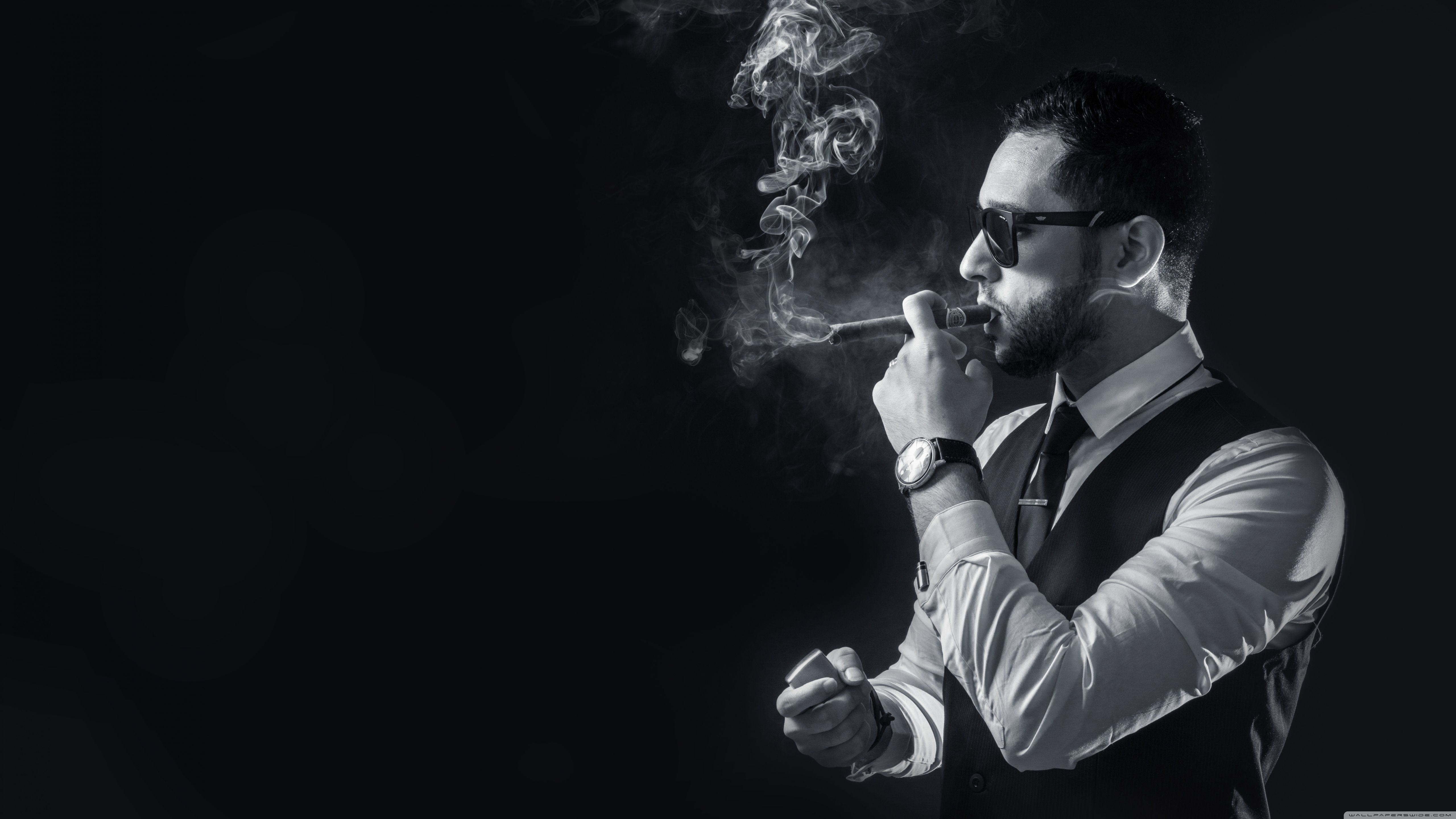 Uomo con occhiali fuma sigaro, 5120x2880 UHD, PC 4K