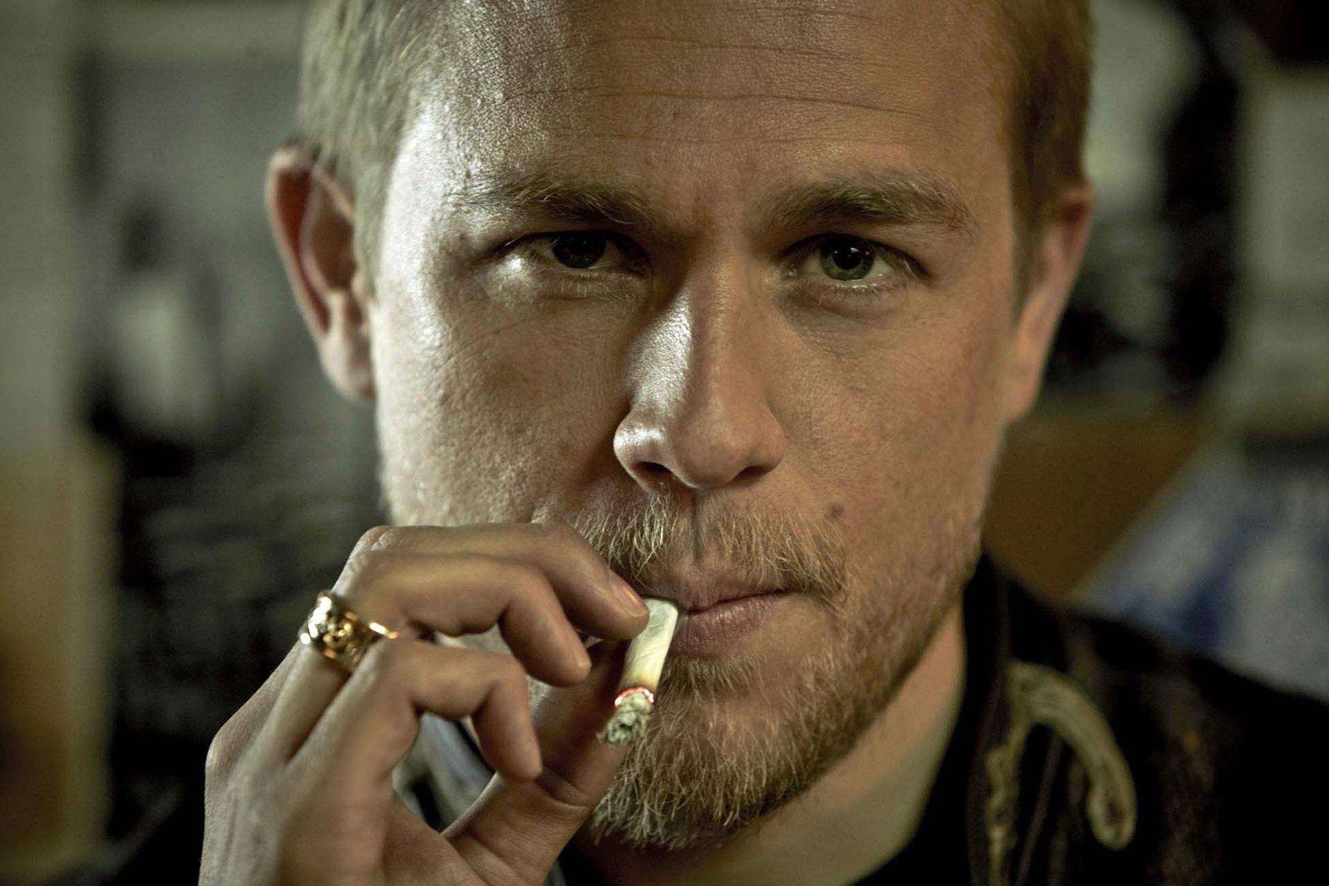 Charlie Hunnam che fuma sigaretta, 1920x1280 WUXGA, Laptop