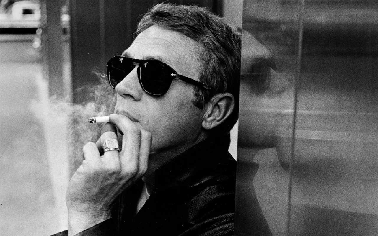 Steve McQueen fuma sigaretta bianco/nero, 1280x800 HD, Desktop