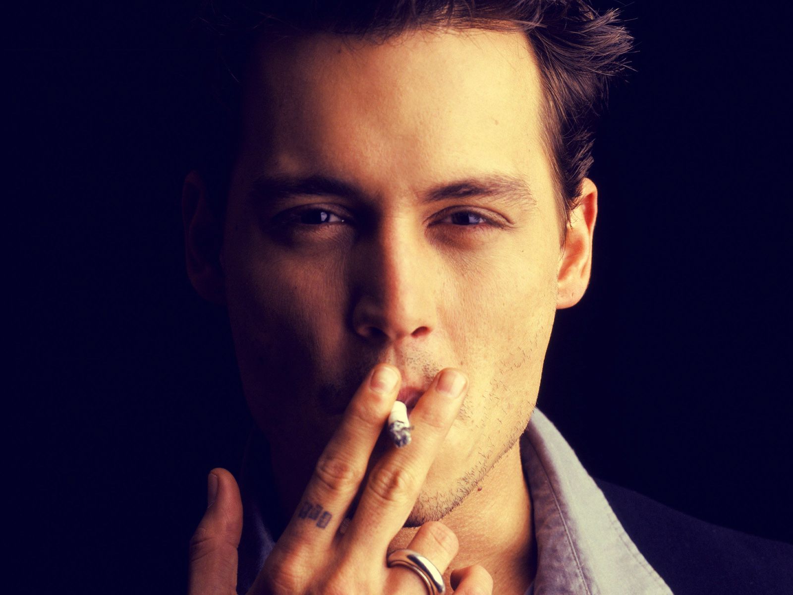 Johnny Depp che fuma sigaretta, 1600x1200 HD Ready, PC