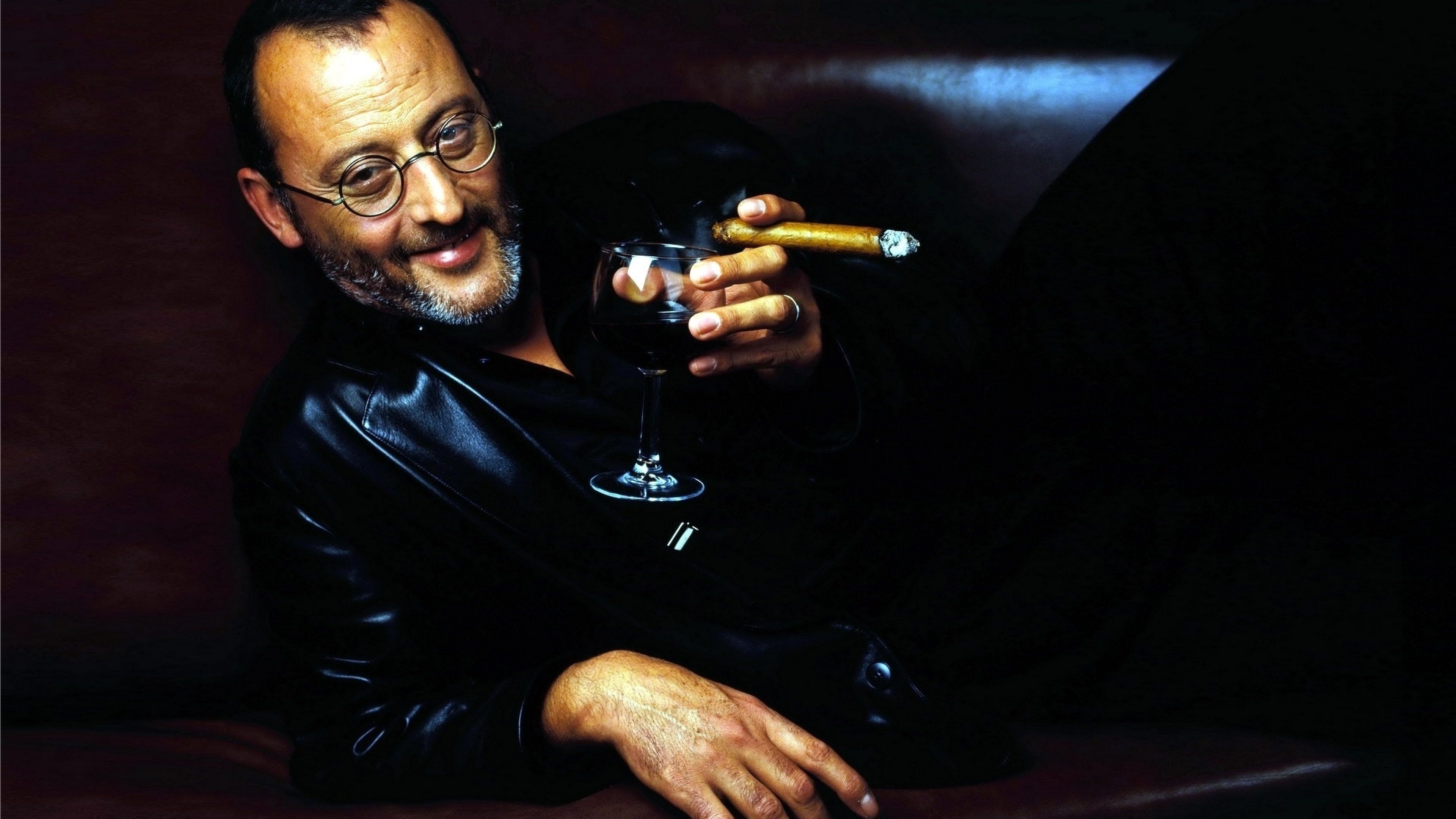 Uomo con giacca in pelle fuma, 1920x1281 WUXGA, PC
