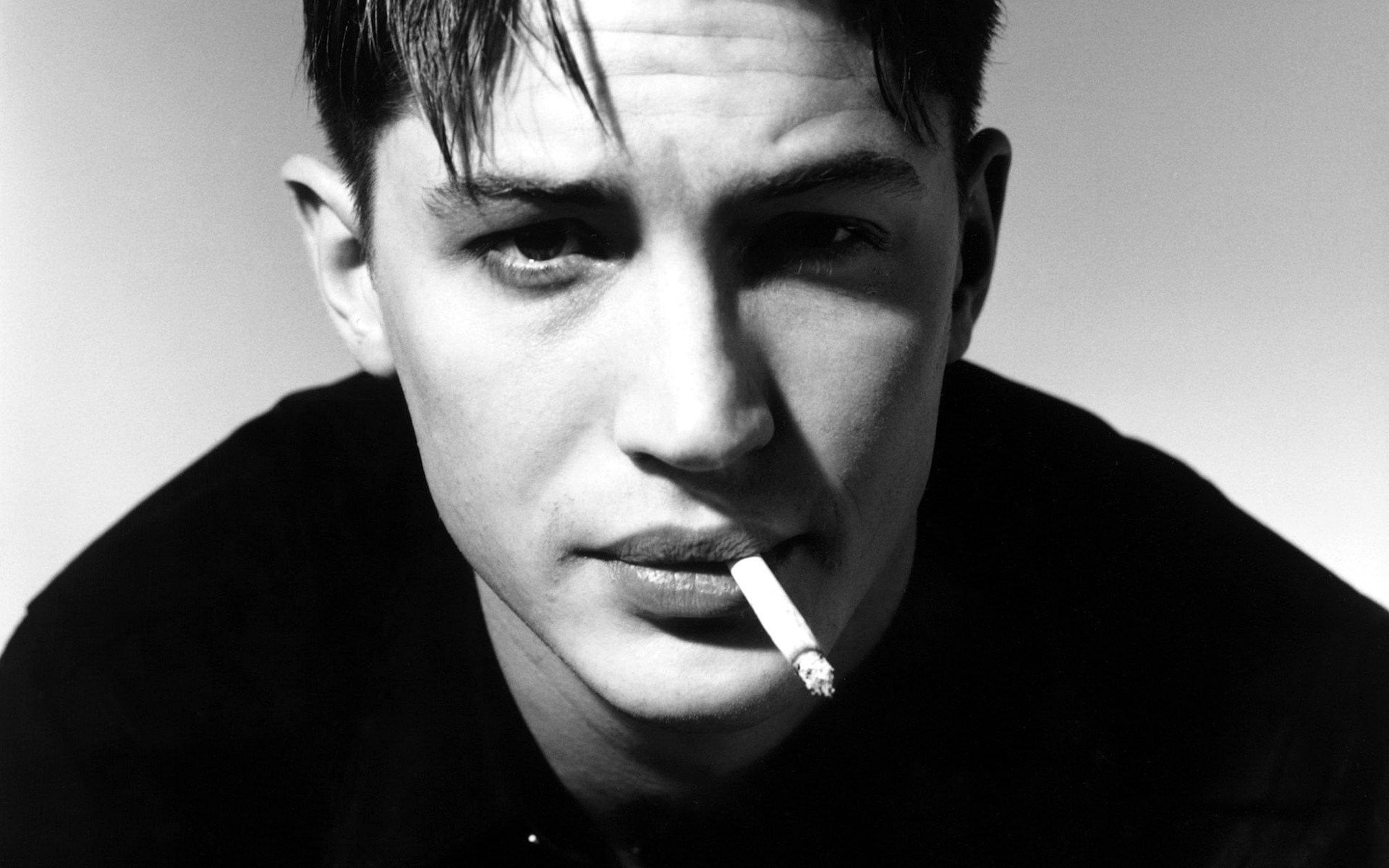 Uomo bianco e nero che fuma, 1920x1200 Full HD+ WUXGA, Desktop