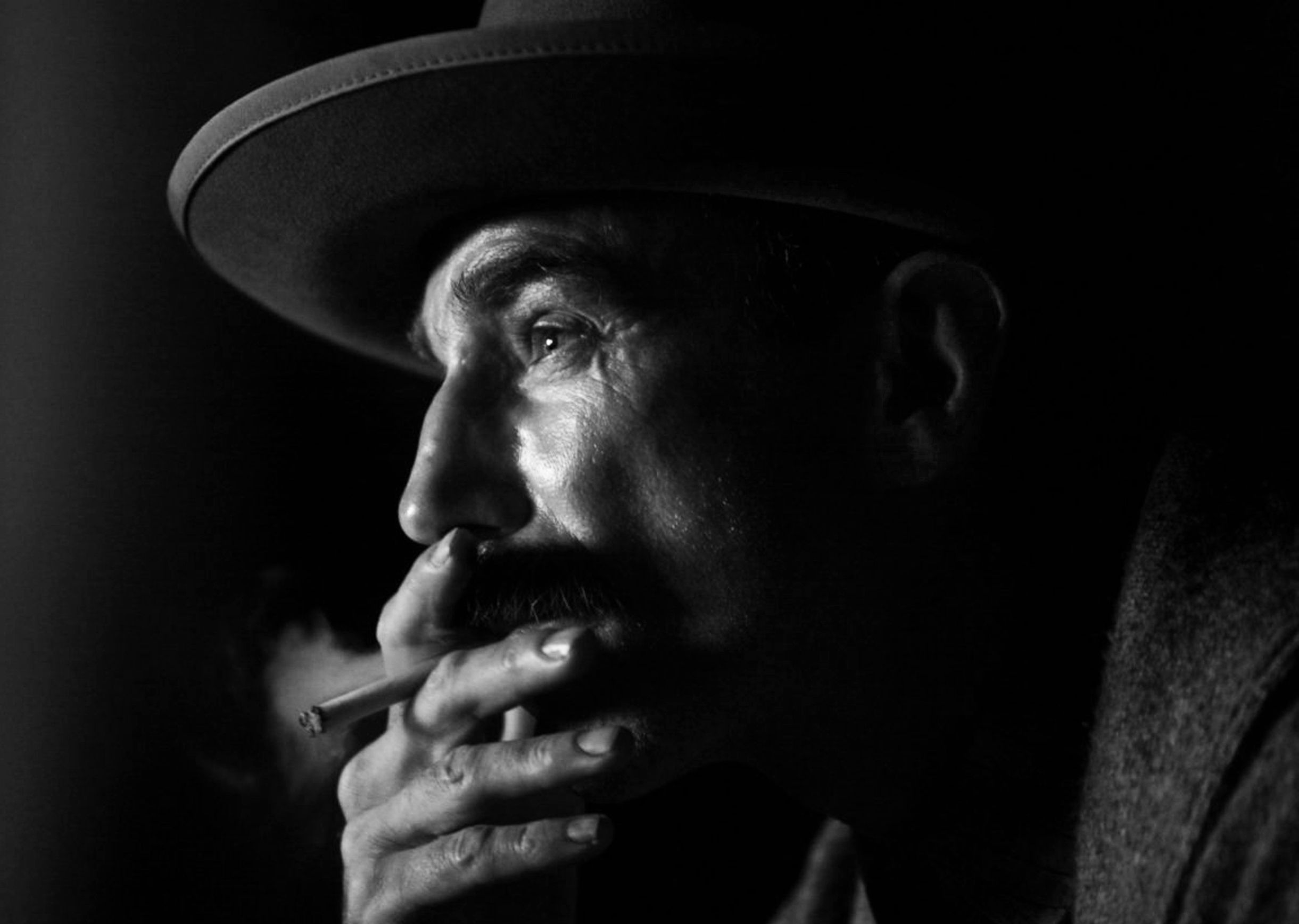 Uomo con cappello che fuma, bianco e nero, 2441x1737 2K, PC
