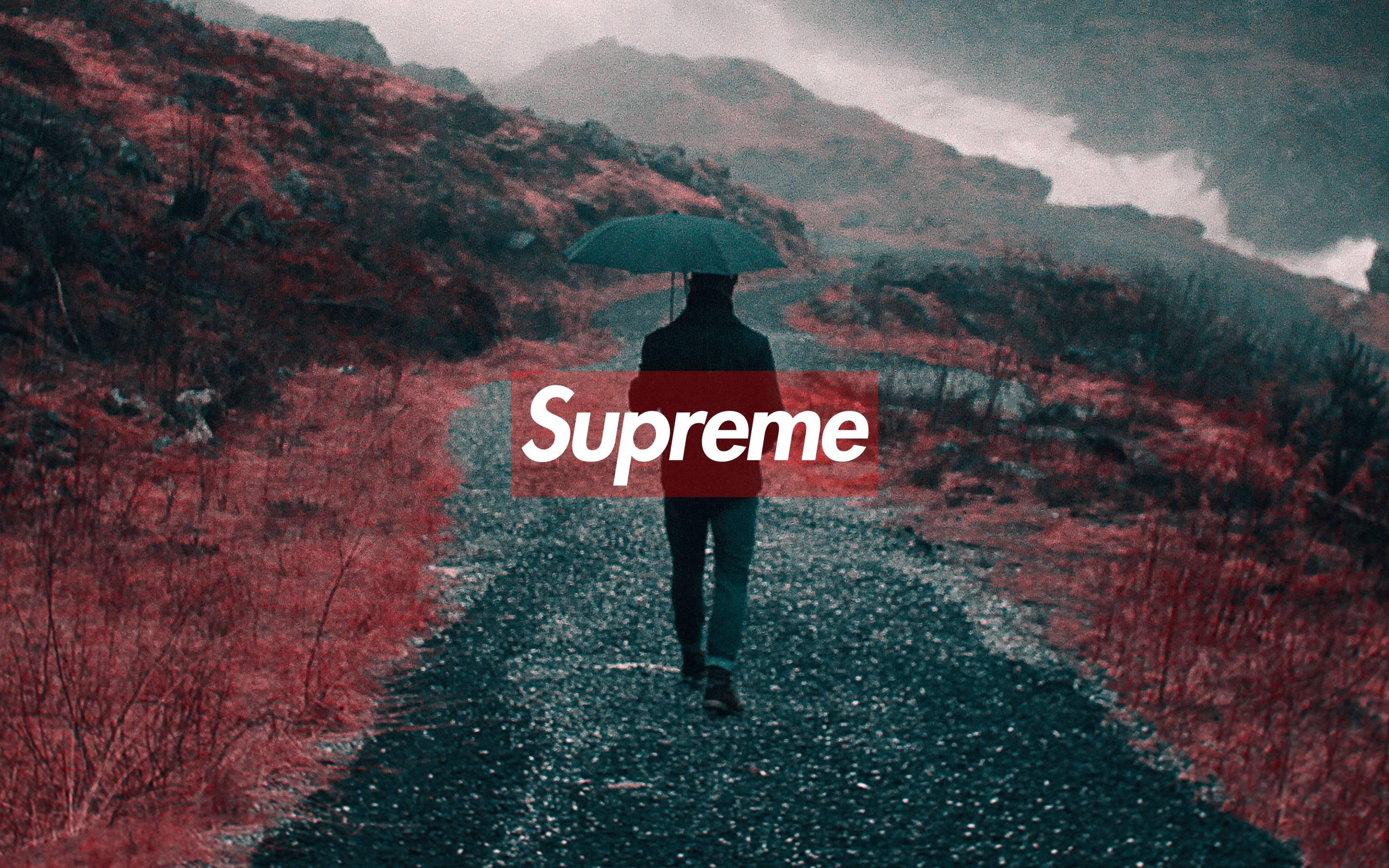Persona con ombrello logo Supreme, 2880x1800 2K+, MacBook Pro