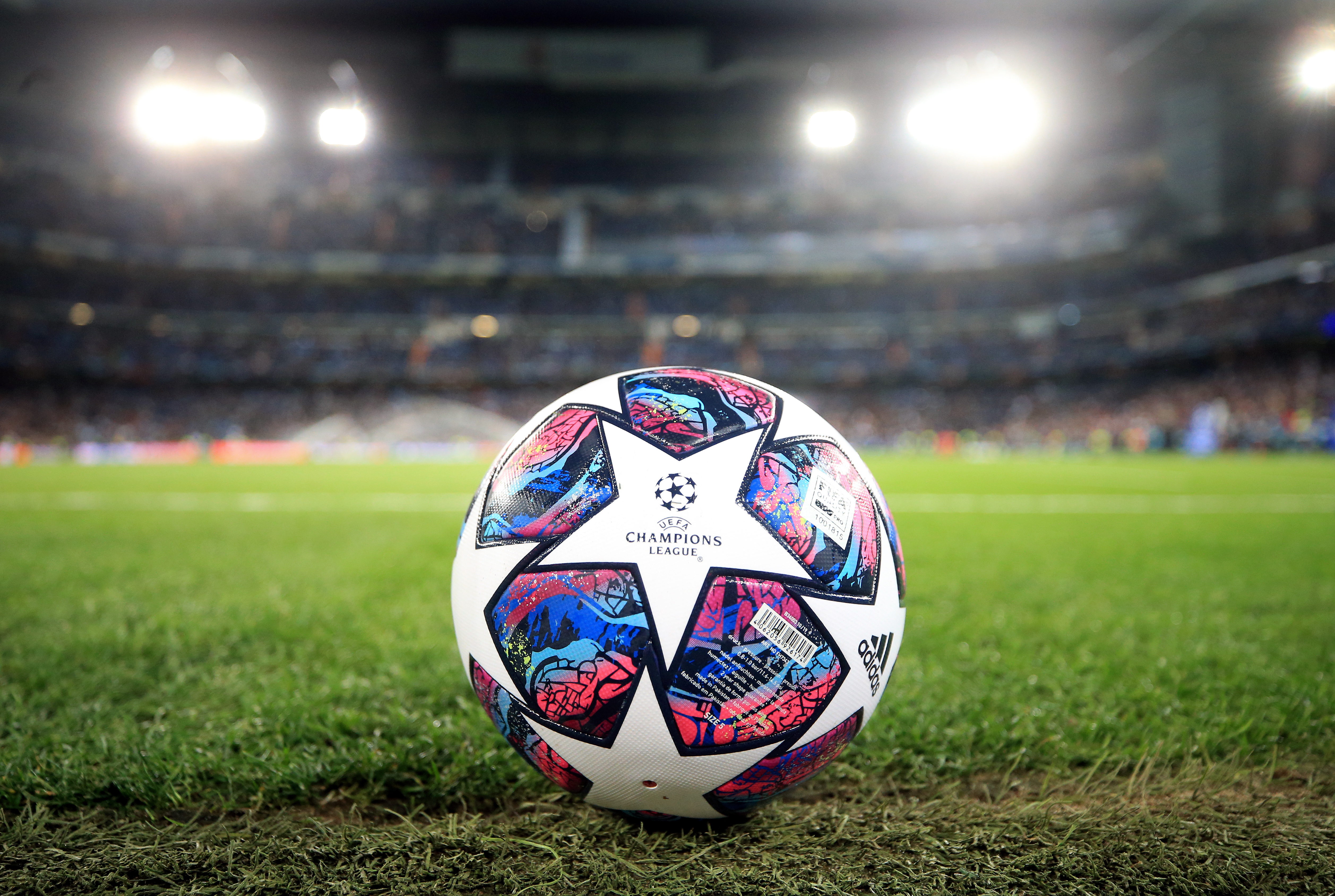 Pallone Champions League su campo, 5030x3376 4K Ultra HD, Monitor 4K