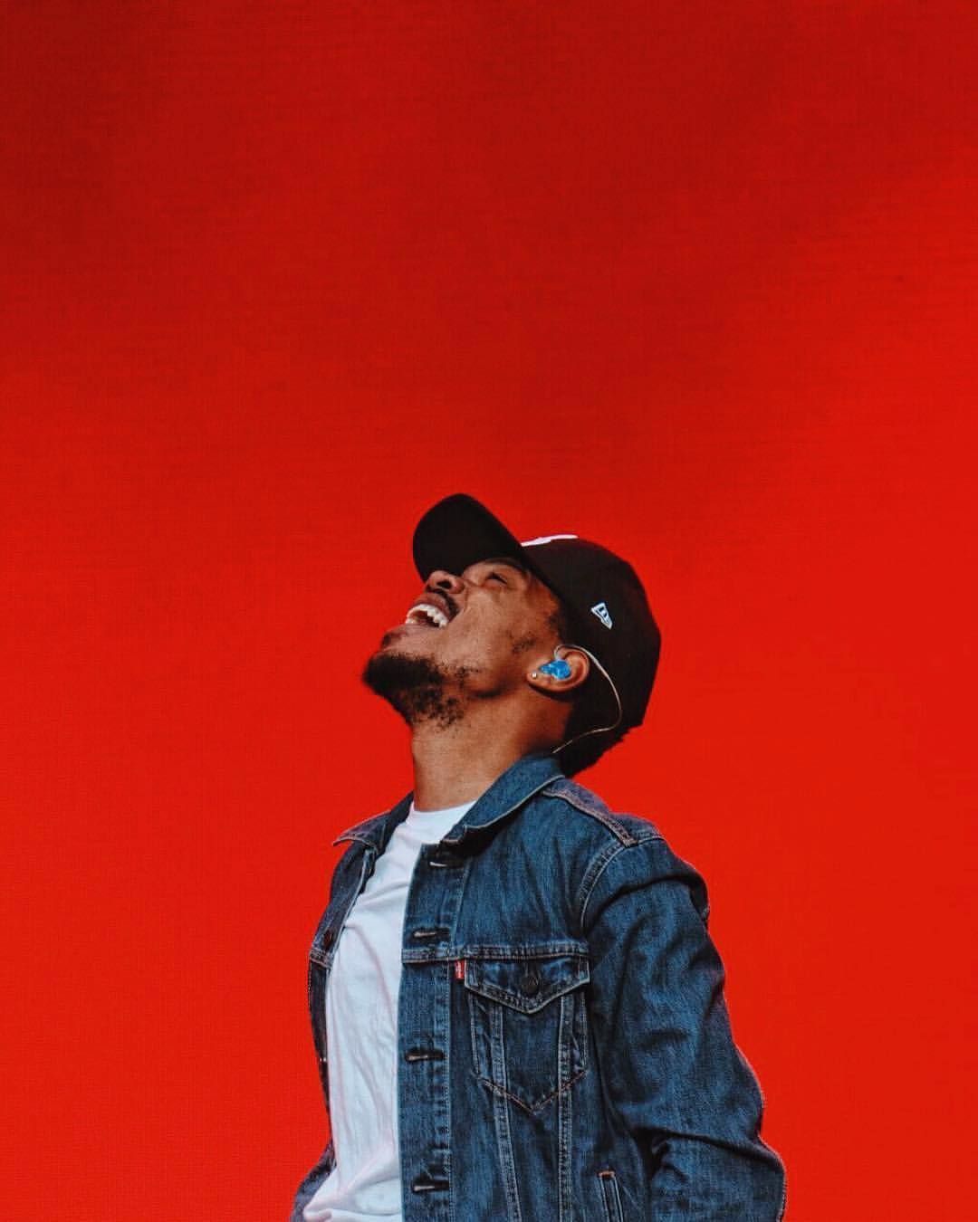 Uomo con cappellino su rosso, 1080x1350 Verticale, Telefono