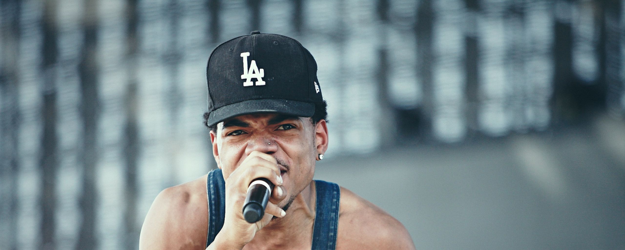 Chance the Rapper seduto panchina, 863x1535 Verticale, Mobile