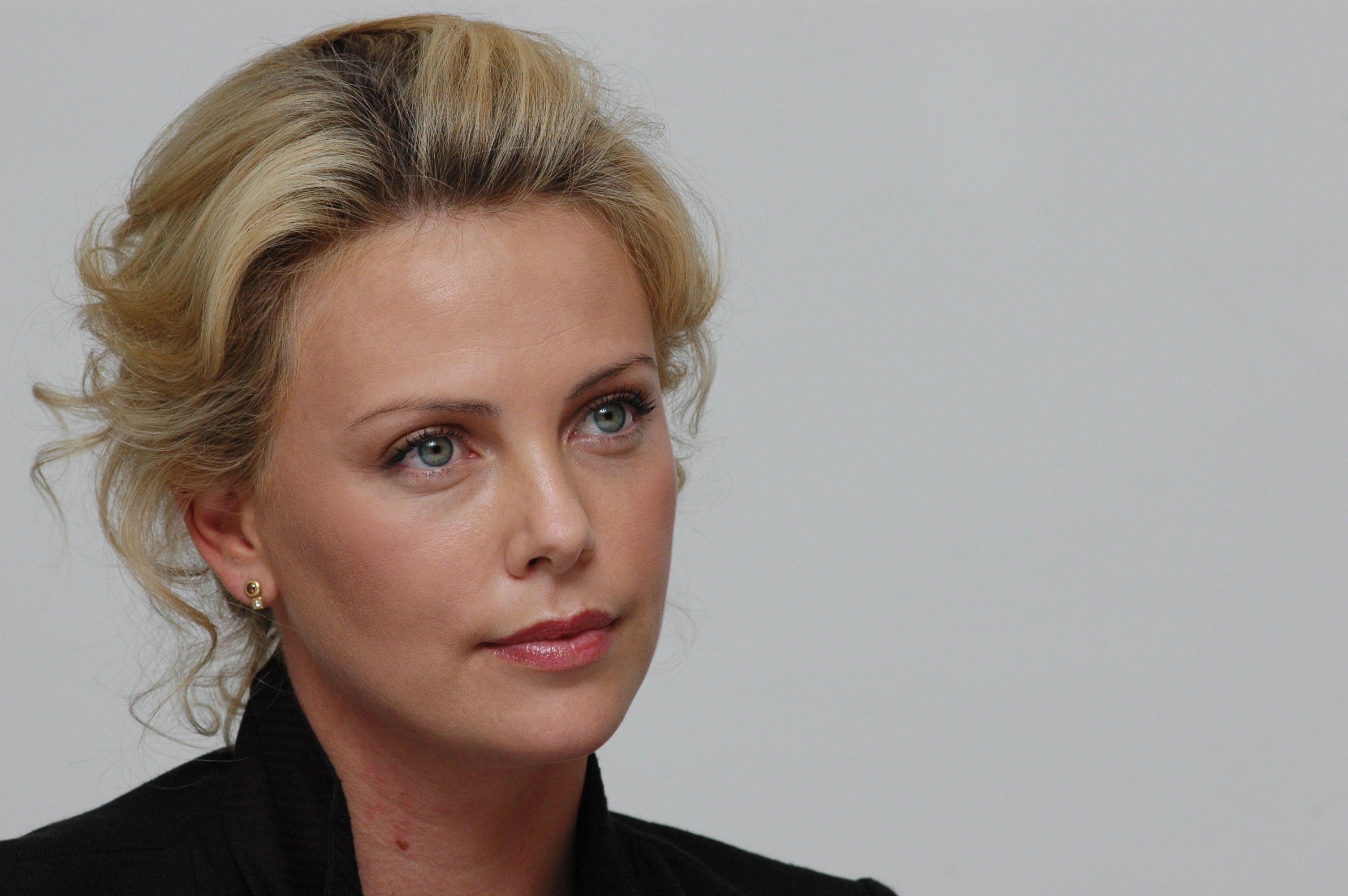 Charlize Theron ritratto, 3008x2000 2K+, Monitor Gaming