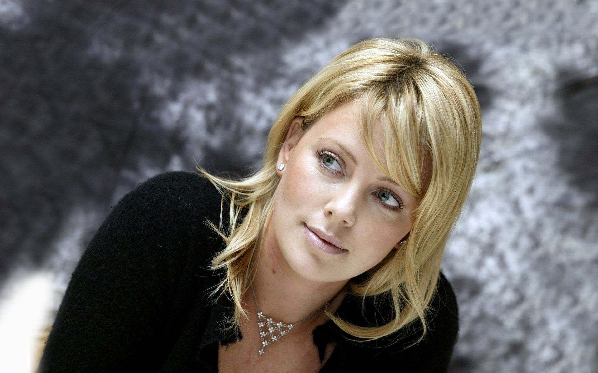 Charlize Theron ritratto biondo, 1920x1200 WUXGA, Desktop