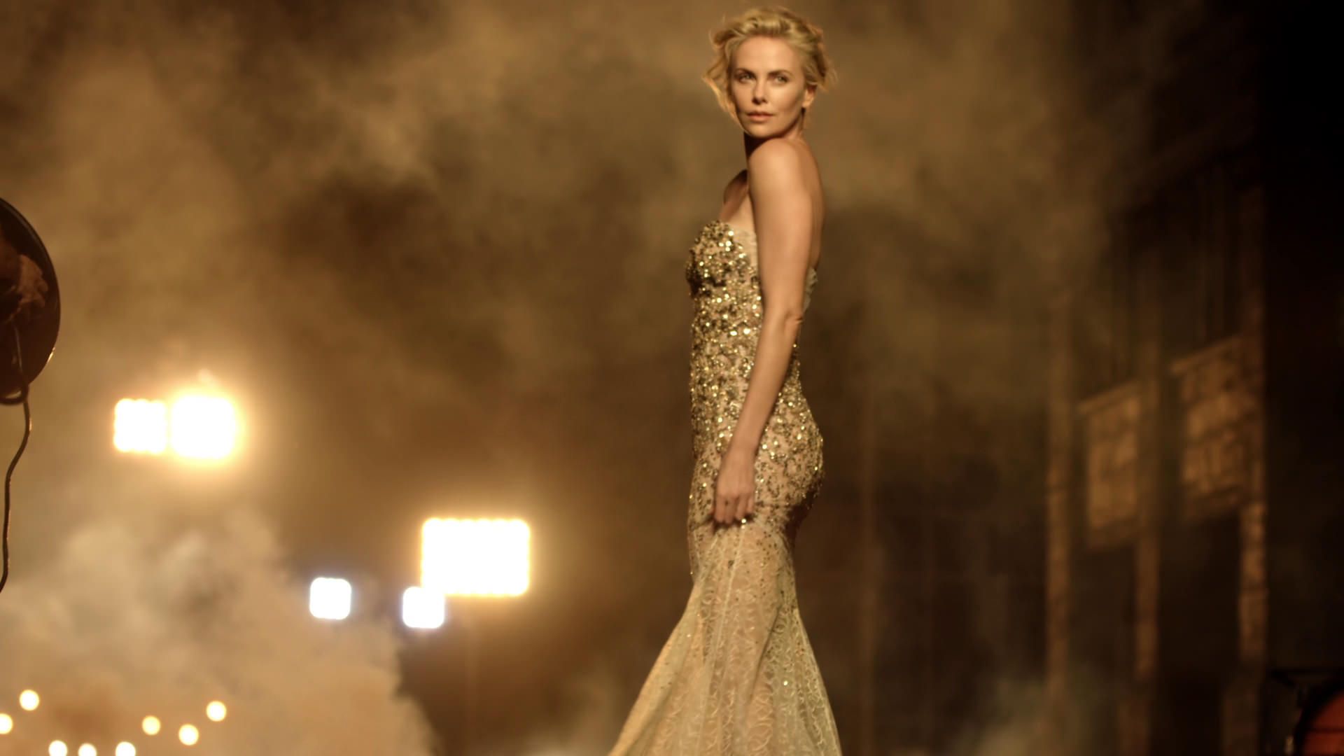 Charlize Theron abito dorato, 1920x1080 1080p, PC Desktop