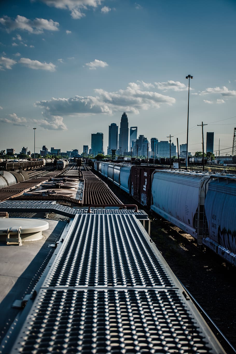 Skyline Charlotte con treni merci, 910x1365 Full HD Verticale, Smartphone