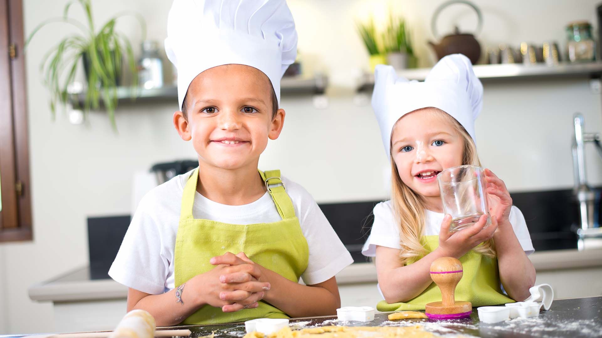 Bambini chef sorridenti in cucina, 1920x1080 Full HD 1080p, PC Desktop