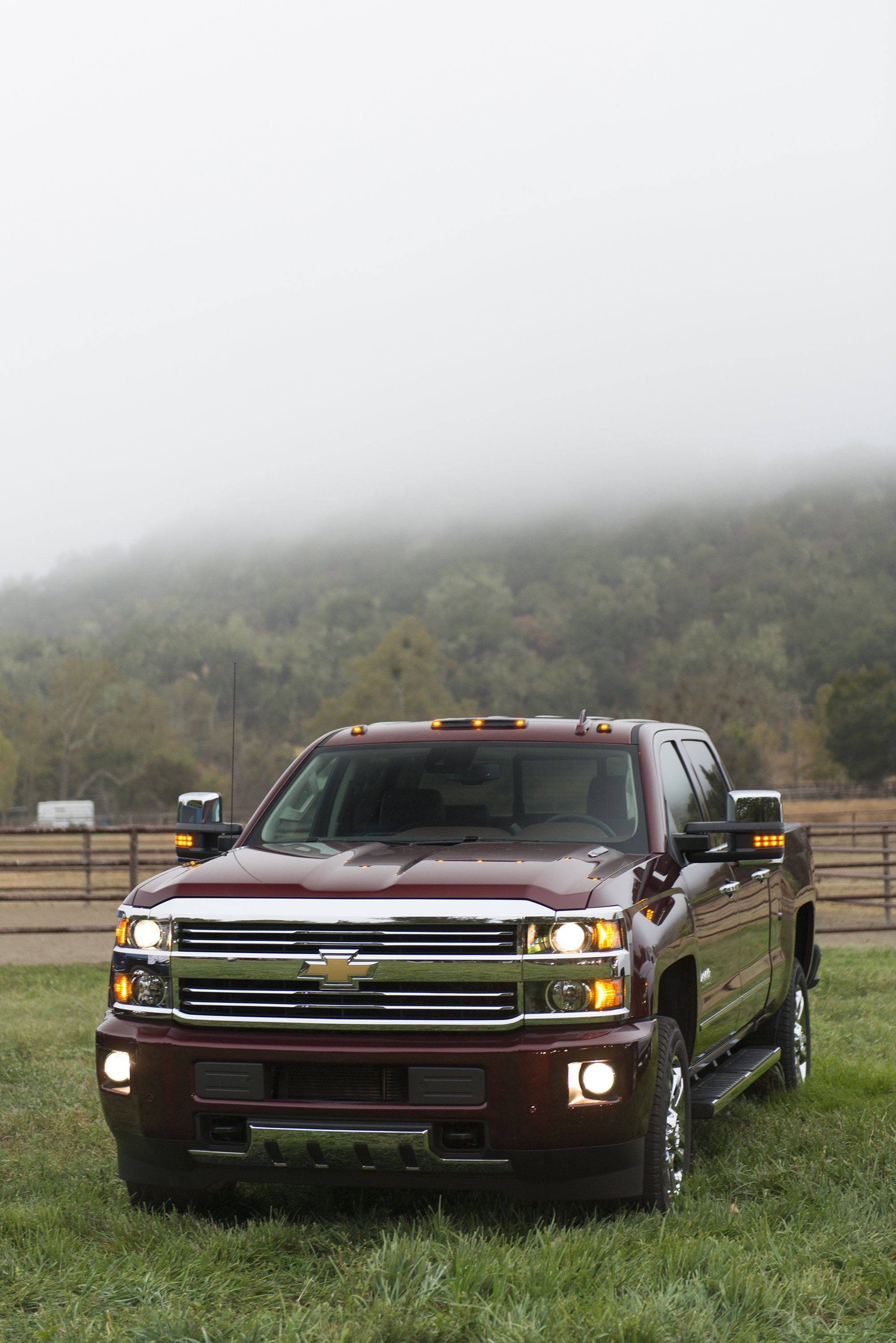 Chevrolet Silverado bordeaux, campagna nebbiosa, 2002x3000 Full HD Verticale, Smartphone