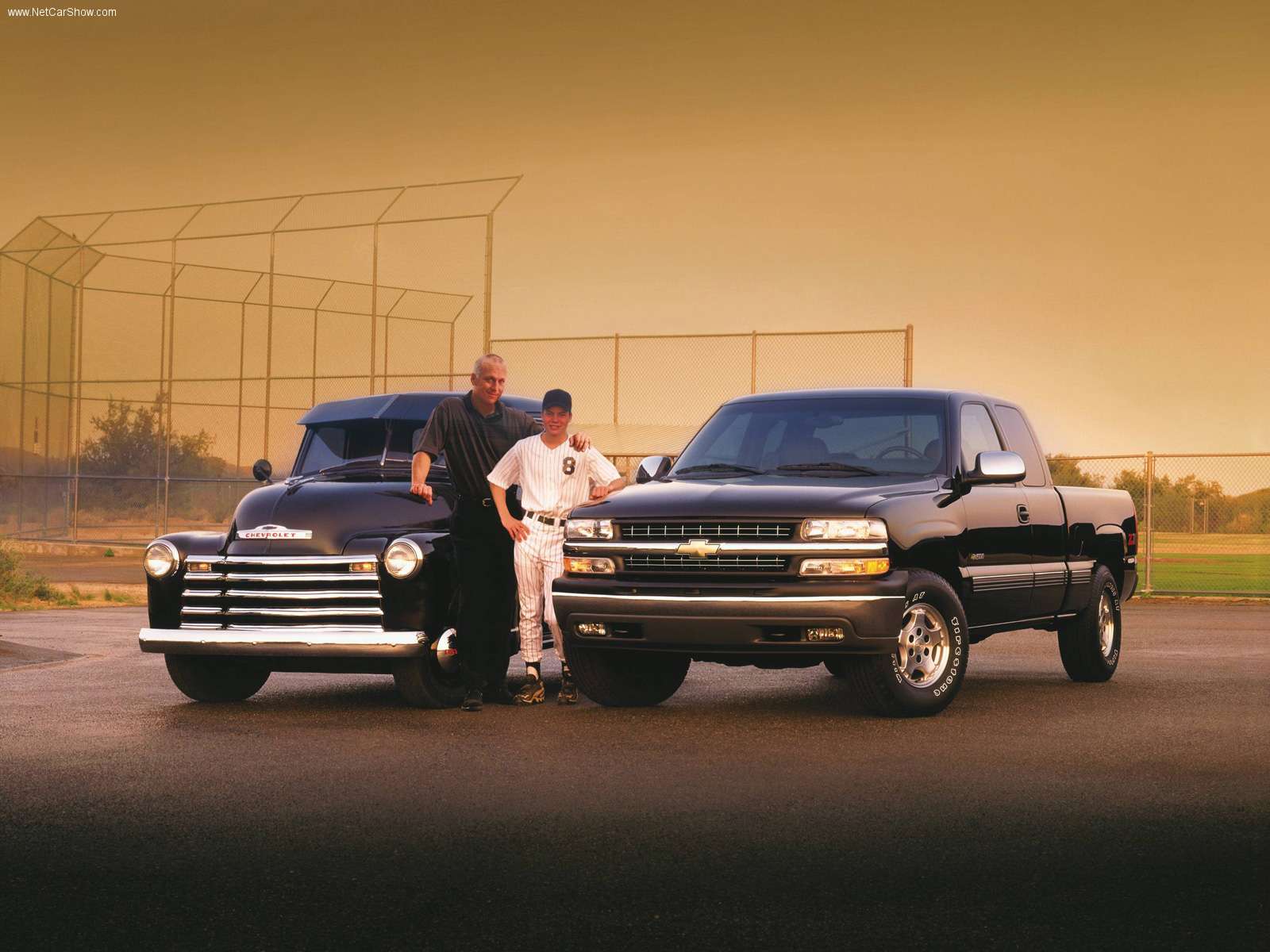 Chevrolet Silverado vecchio e nuovo, 1600x1200 HD Ready, Desktop