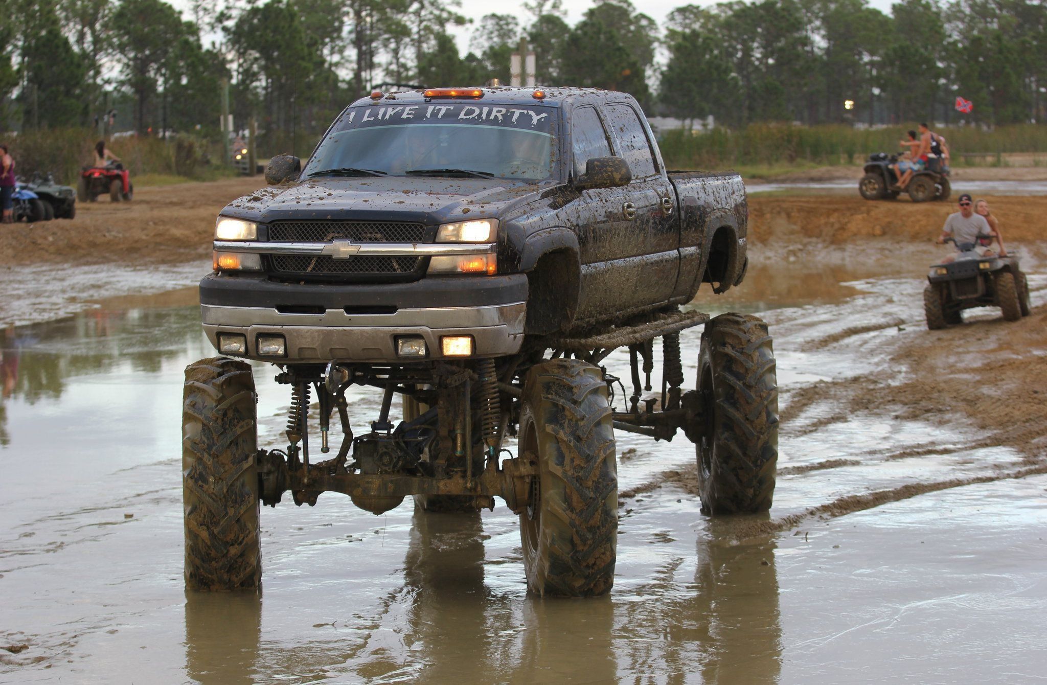 Chevrolet Silverado monster truck fango, 2048x1340 Hi-Res, Desktop