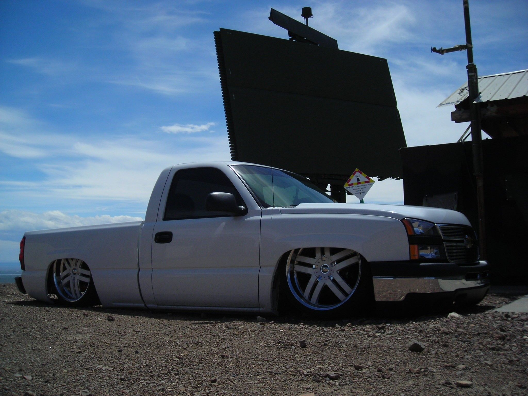 Pickup Chevrolet Silverado bianco ribassato, 2048x1536 alta risoluzione, Desktop