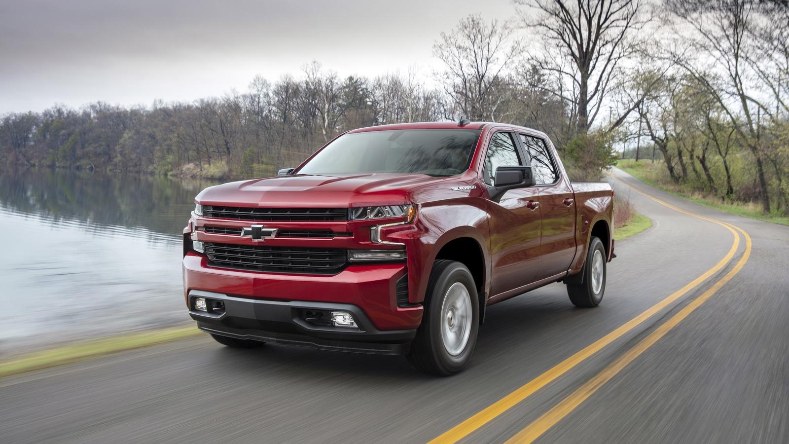 Chevrolet Silverado rosso su strada, 1600x900 900p, Desktop